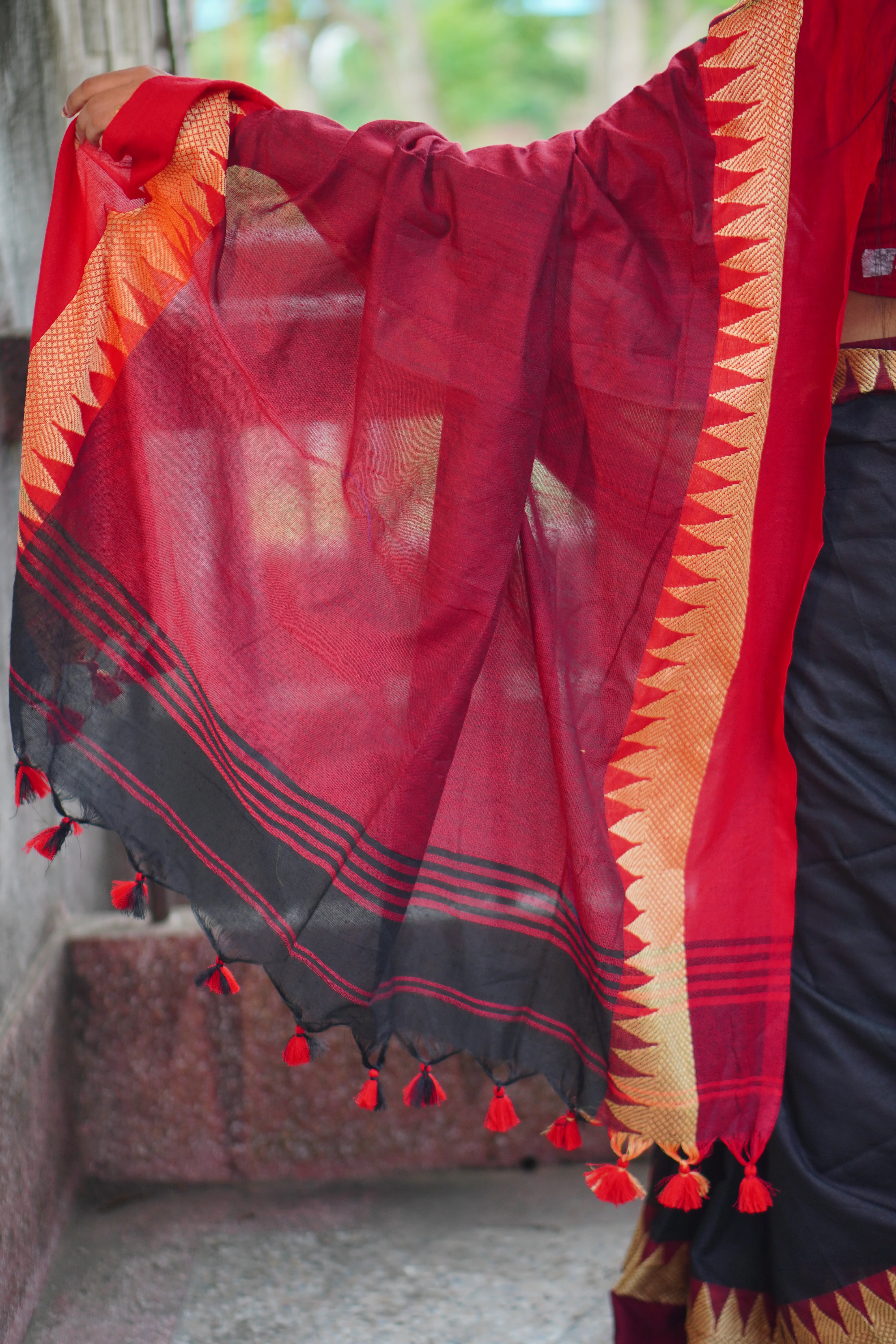 Women Cotton Temple Border Red White Saree - Image 3