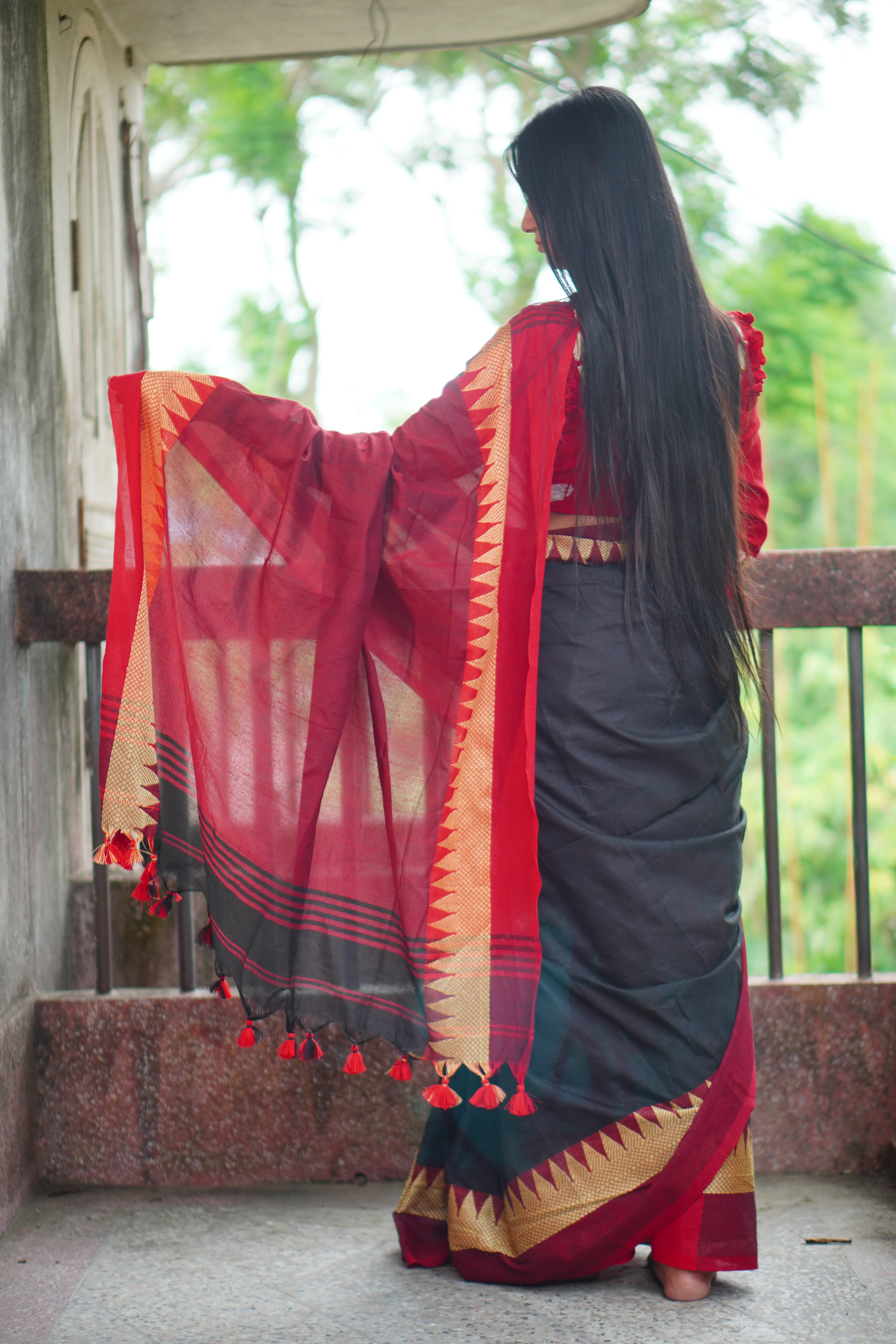 Women Cotton Temple Border Red White Saree - Image 4