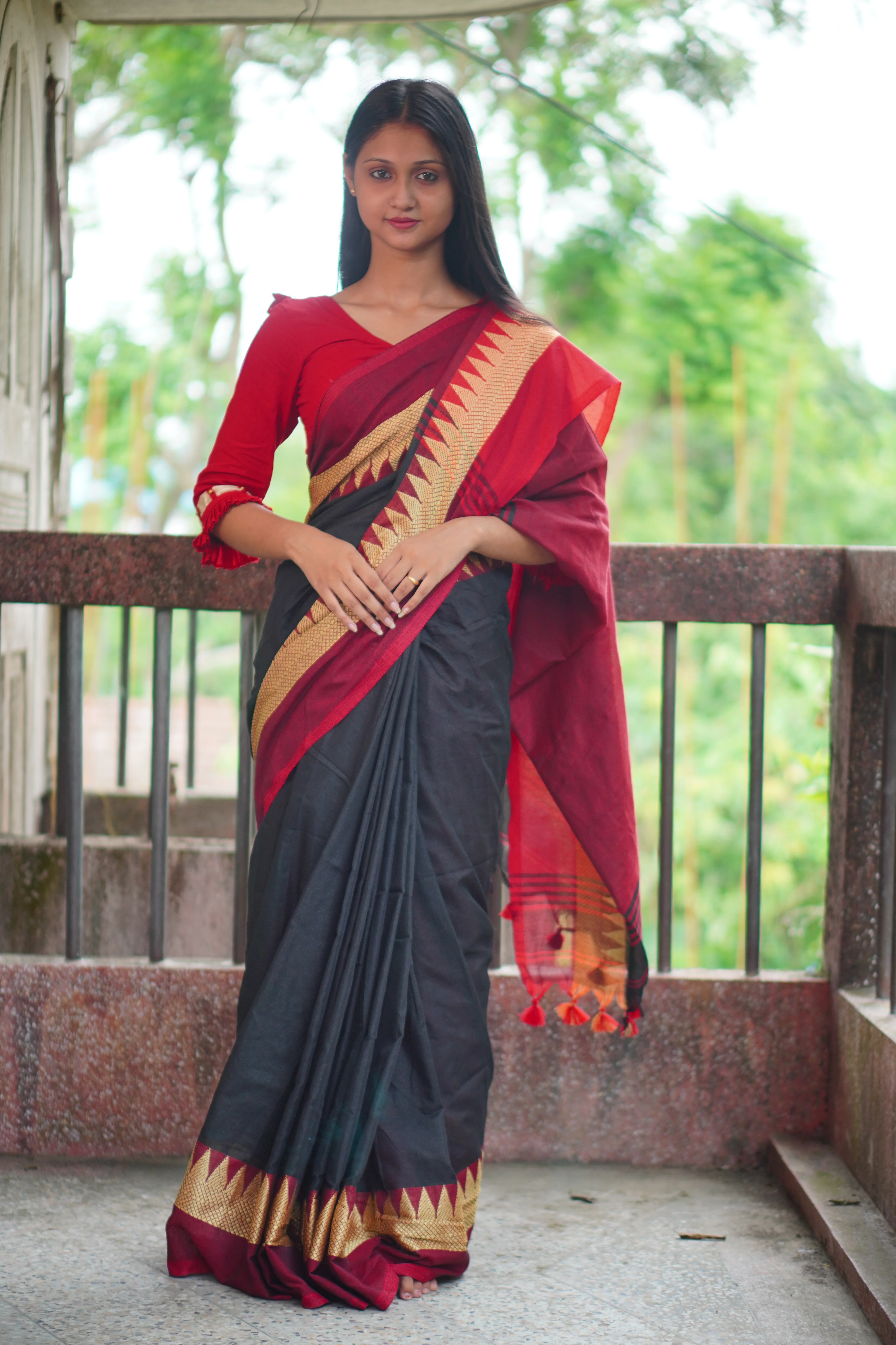 Women Cotton Temple Border Red White Saree - Image 5