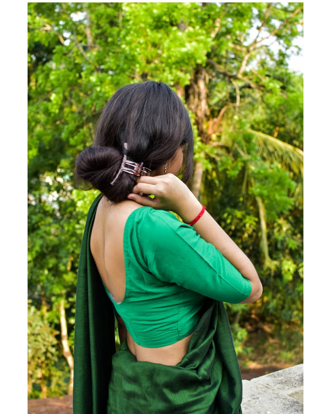 Women Deep Green Solid Cotton Saree - Image 2