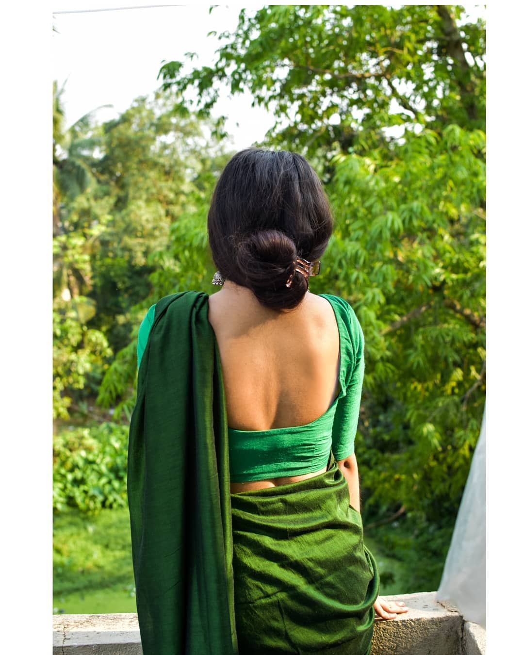 Women Deep Green Solid Cotton Saree - Image 3