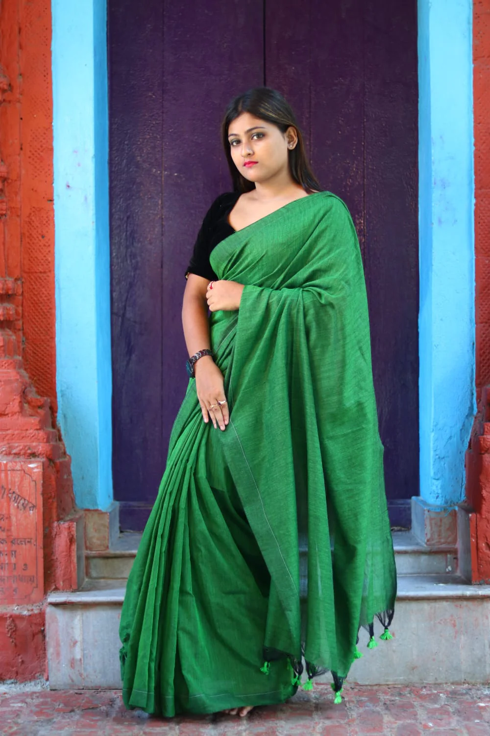Women Deep Green Solid Cotton Saree - Image 4
