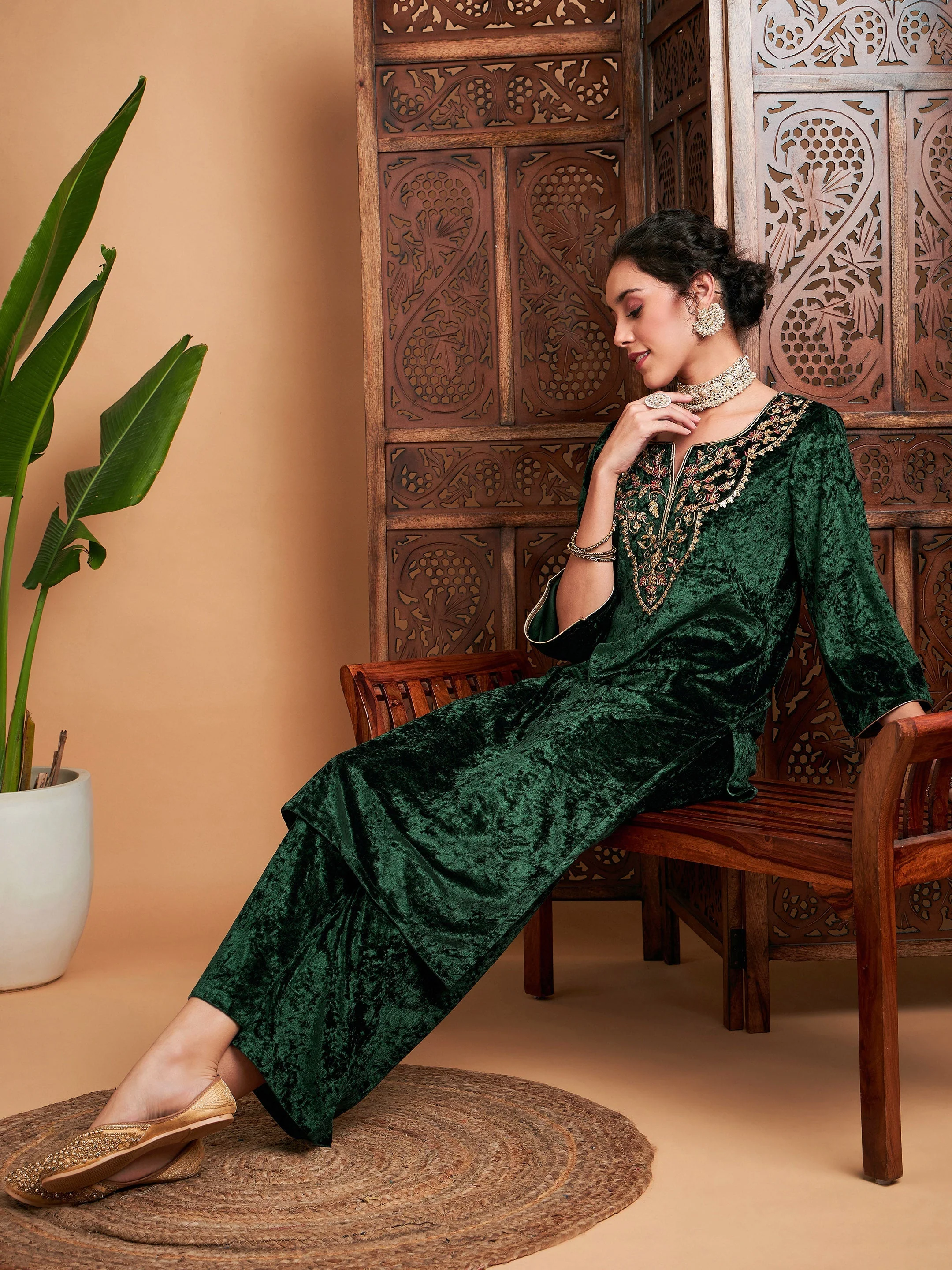 Women Emerald Velvet Embroidered Straight Kurta - Image 2