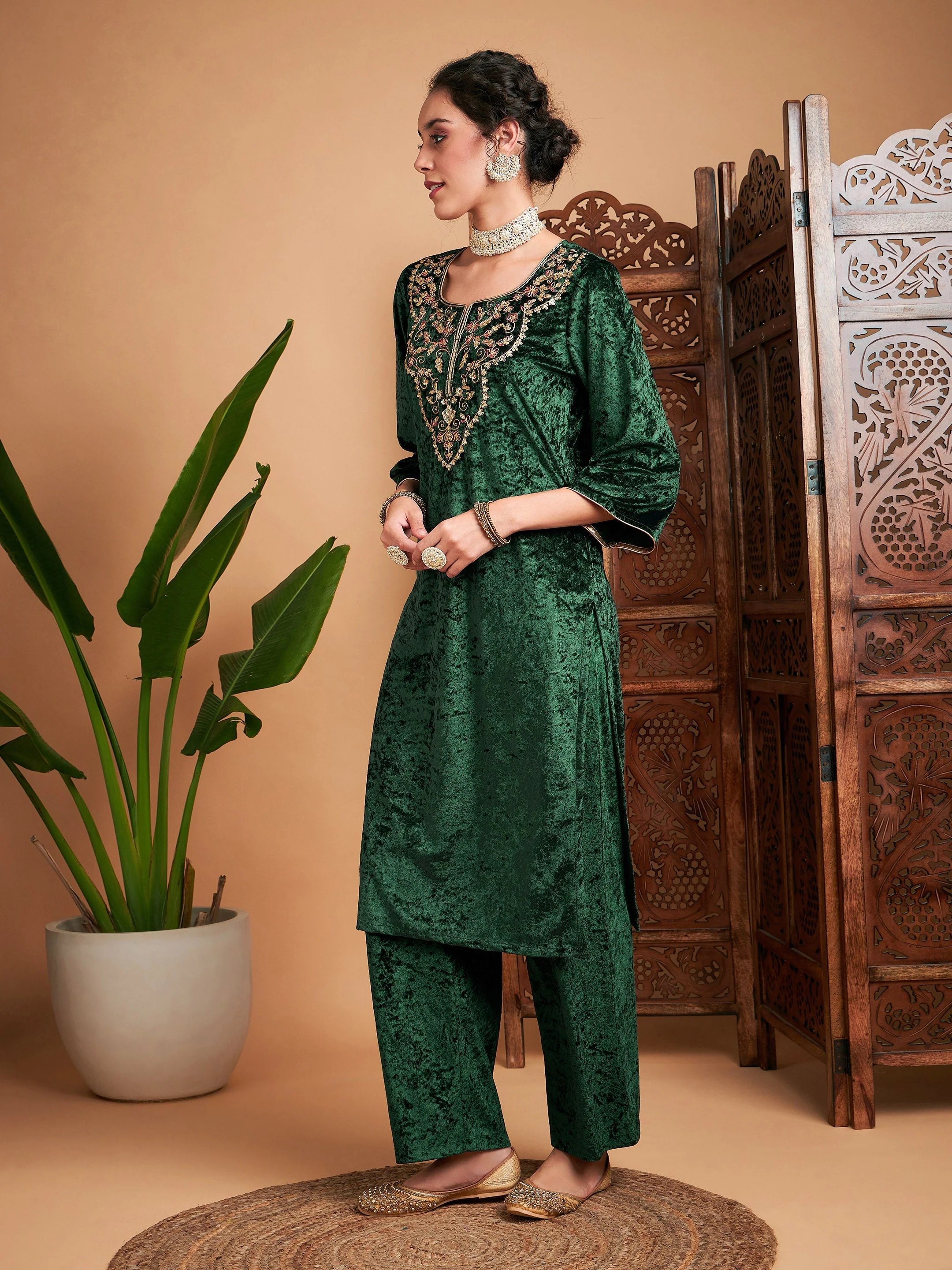 Women Emerald Velvet Embroidered Straight Kurta - Image 3