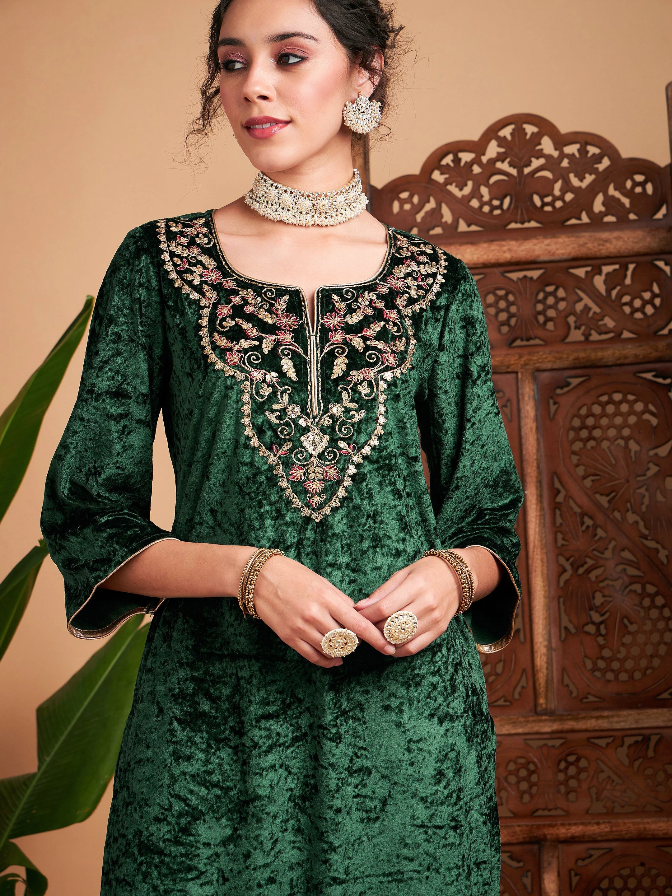 Women Emerald Velvet Embroidered Straight Kurta - Image 4