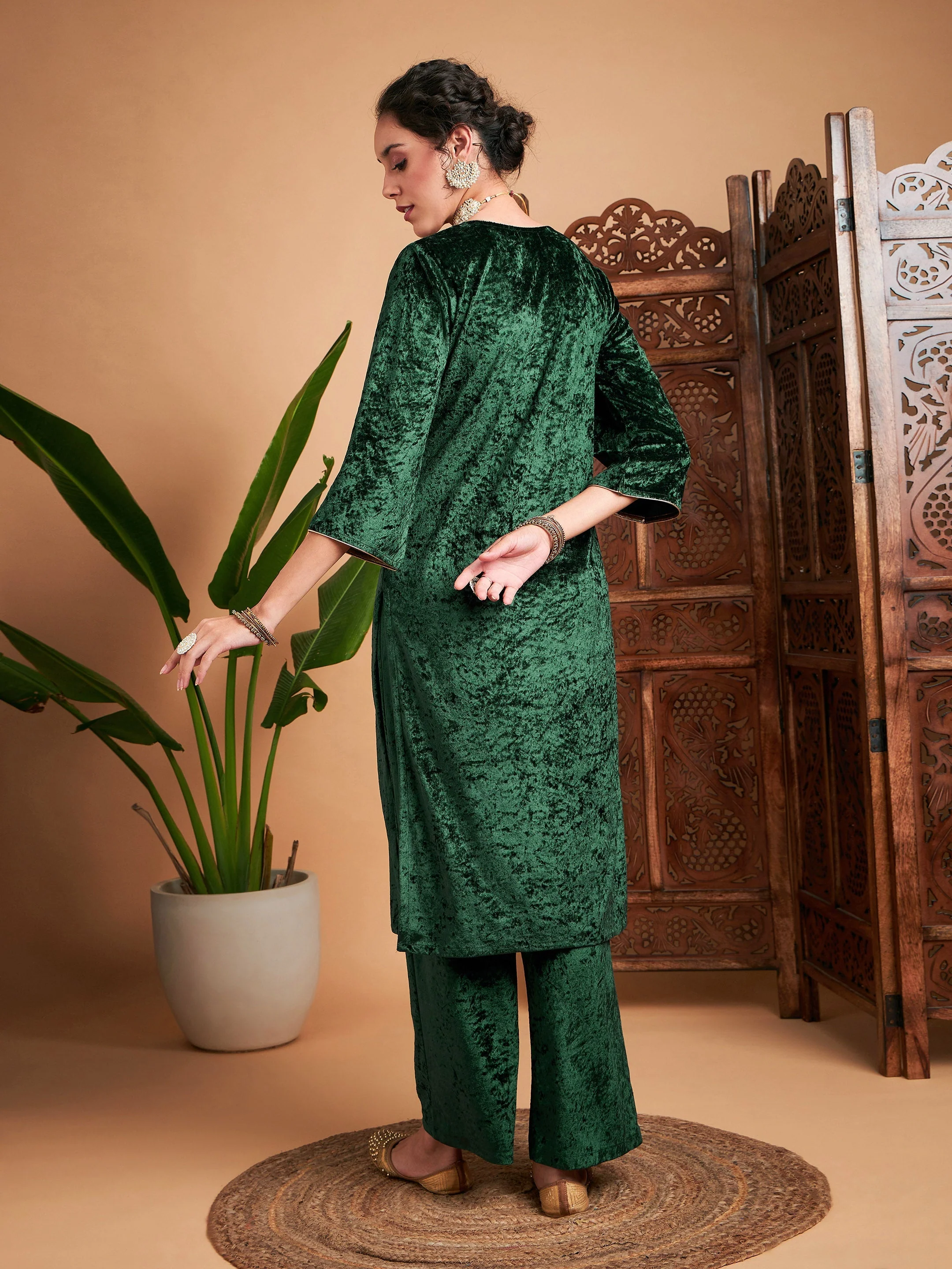 Women Emerald Velvet Embroidered Straight Kurta - Image 5