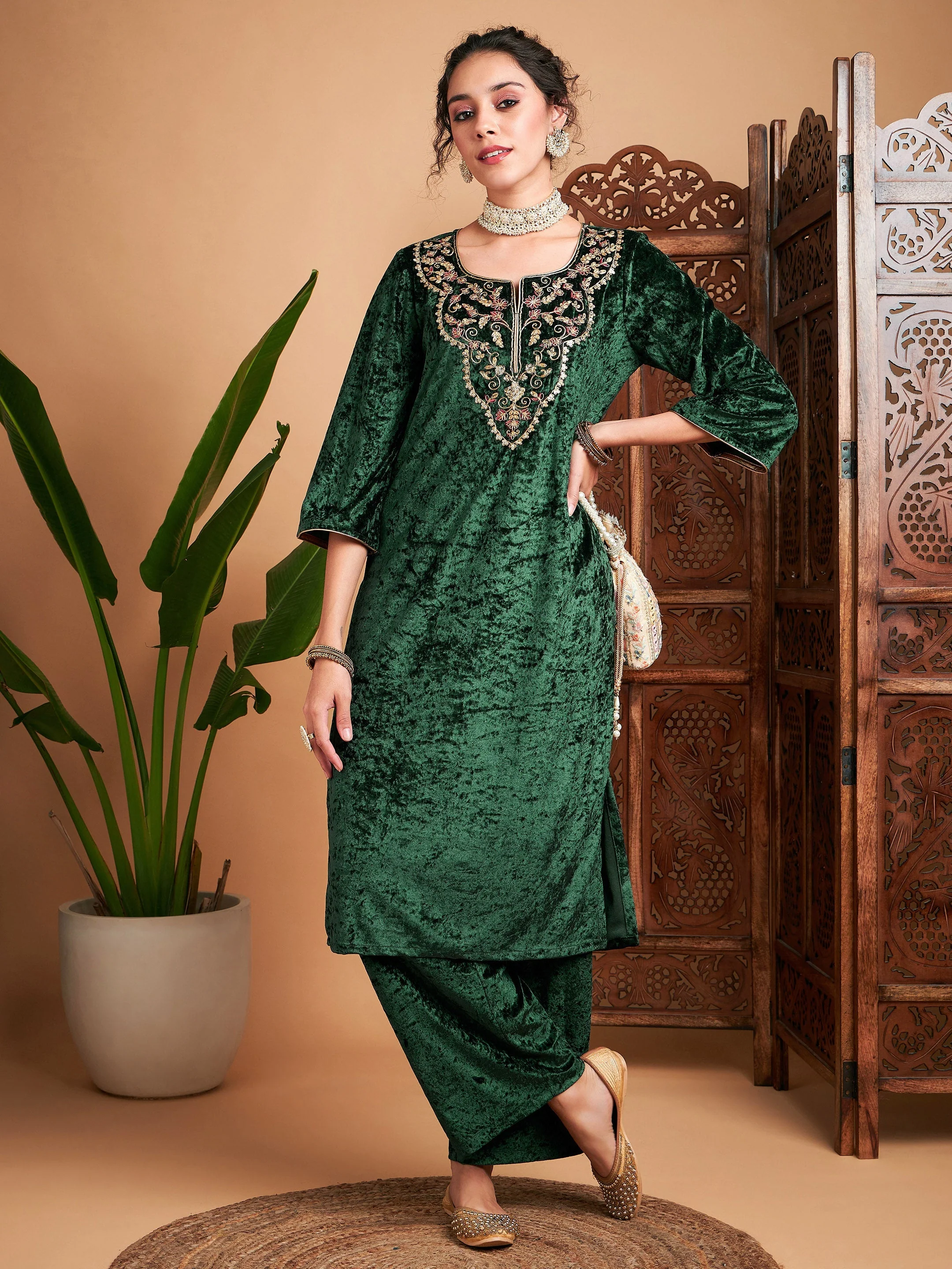 Women Emerald Velvet Embroidered Straight Kurta - Image 6