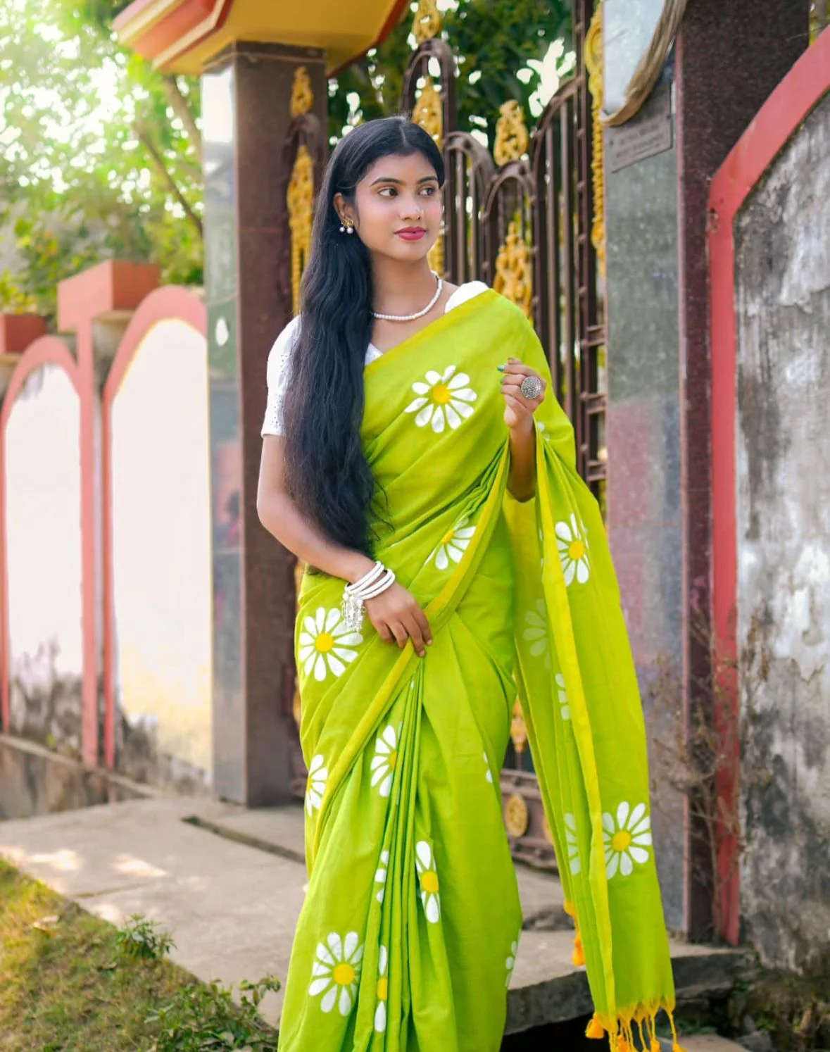 Women Floral Hand Paint Mit Green Saree - Image 4