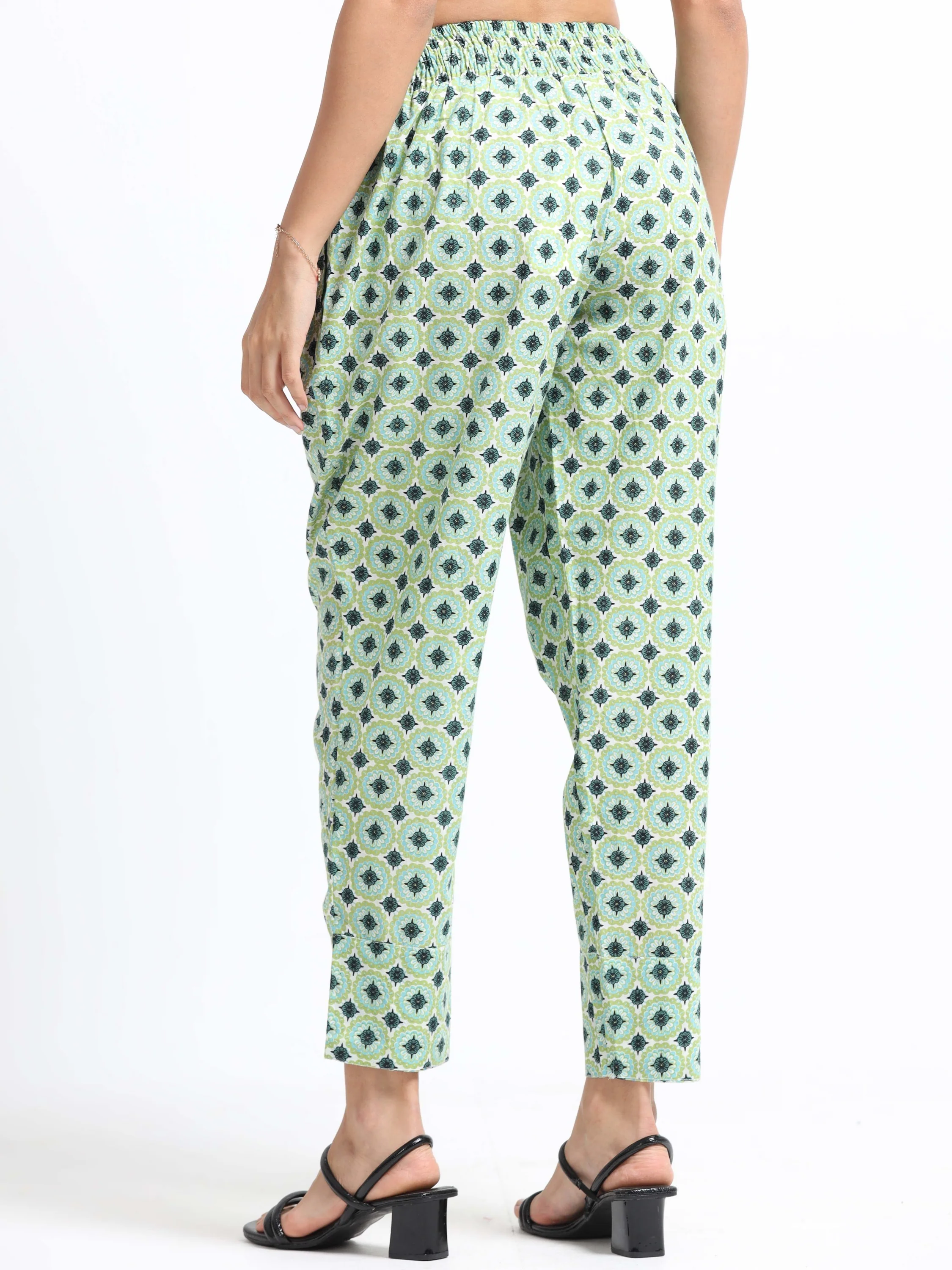 Women Floral Printed Relaxed Pants - Image 4