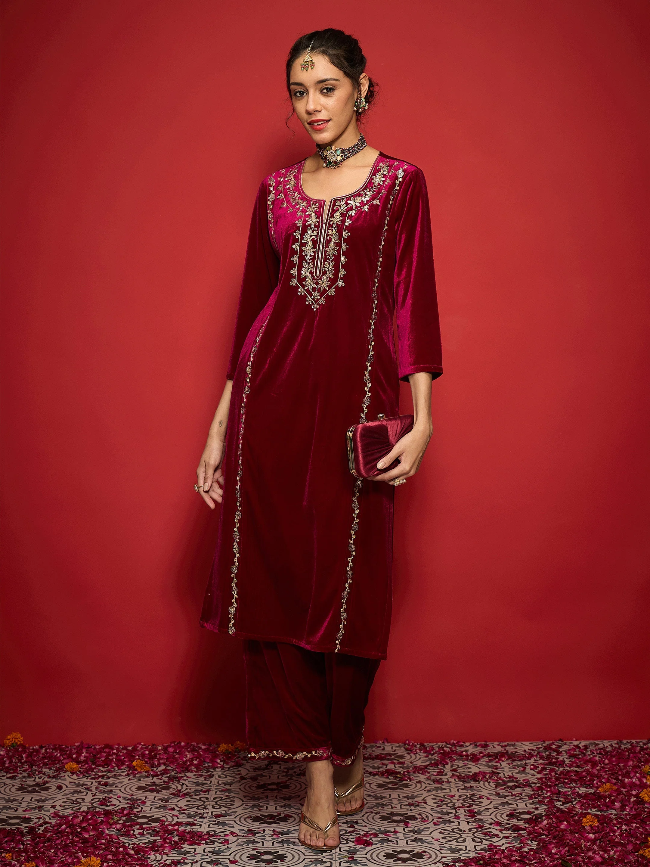 Women Fuchsia Velvet Embroidered Round Neck Kurta - Image 2