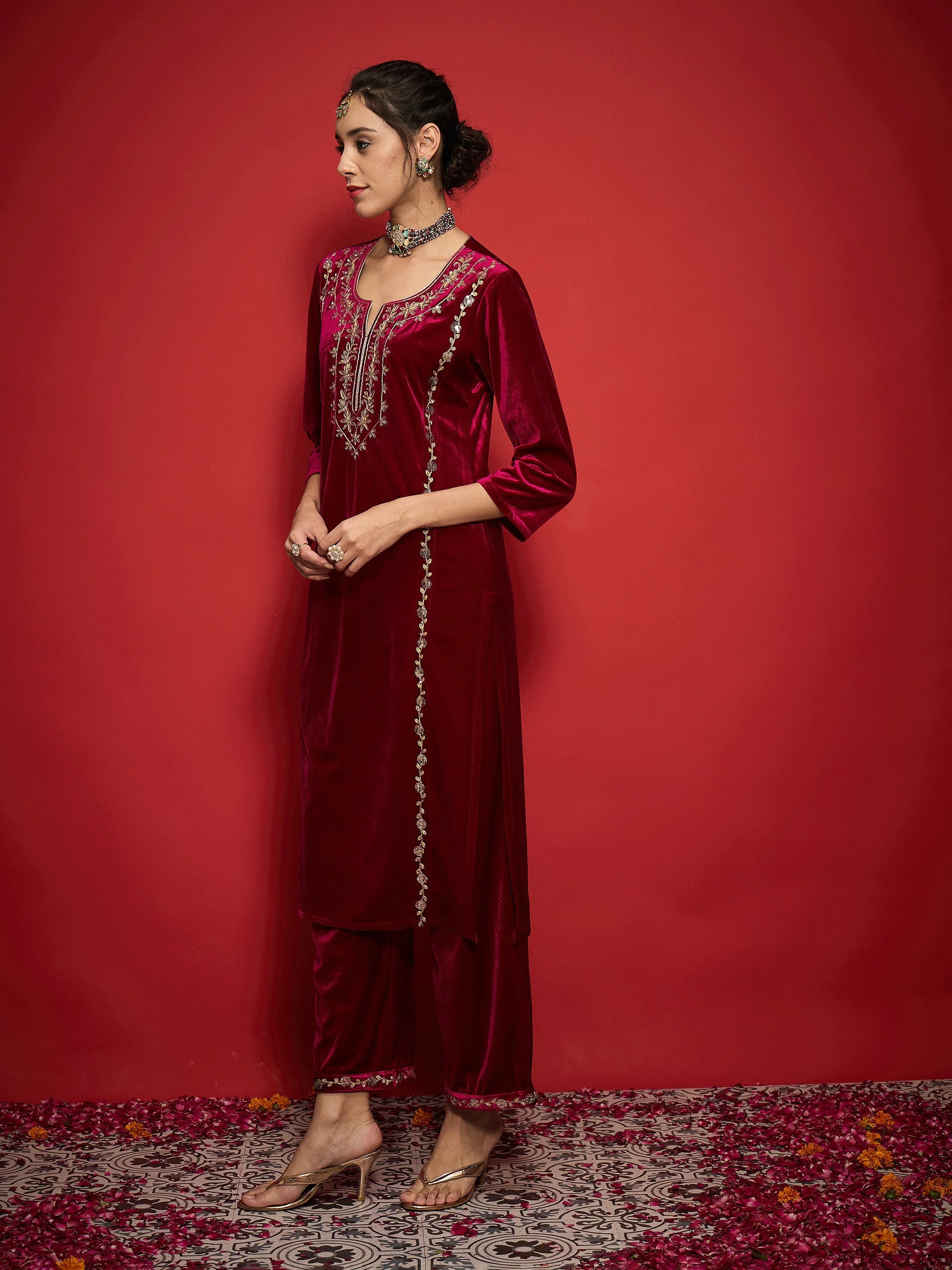 Women Fuchsia Velvet Embroidered Round Neck Kurta - Image 3