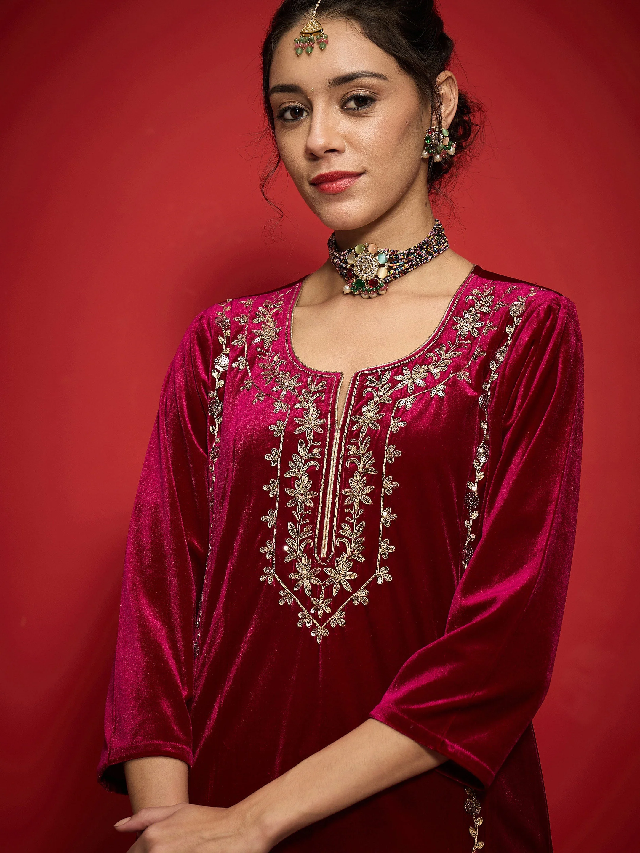 Women Fuchsia Velvet Embroidered Round Neck Kurta - Image 4