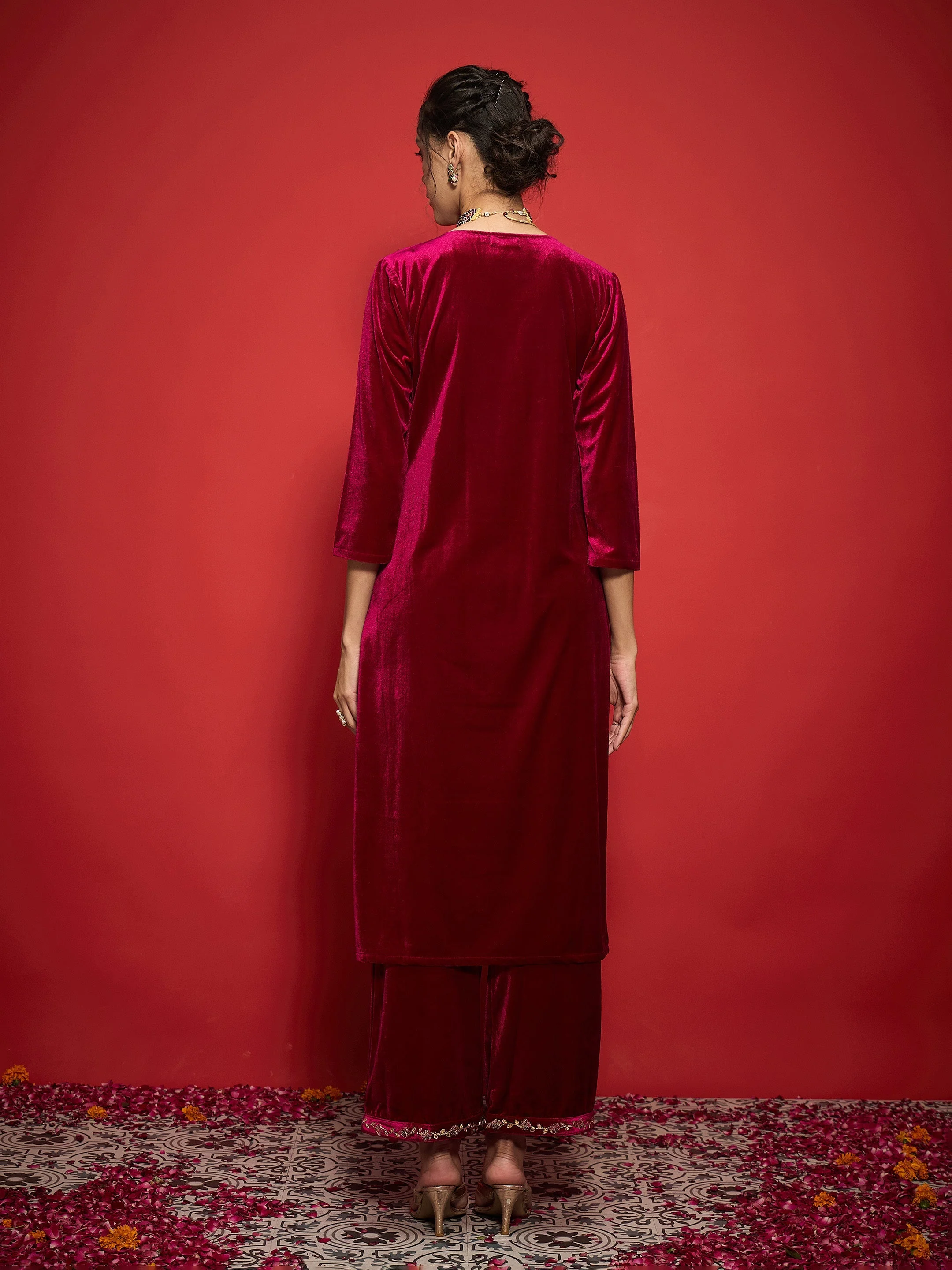 Women Fuchsia Velvet Embroidered Round Neck Kurta - Image 5