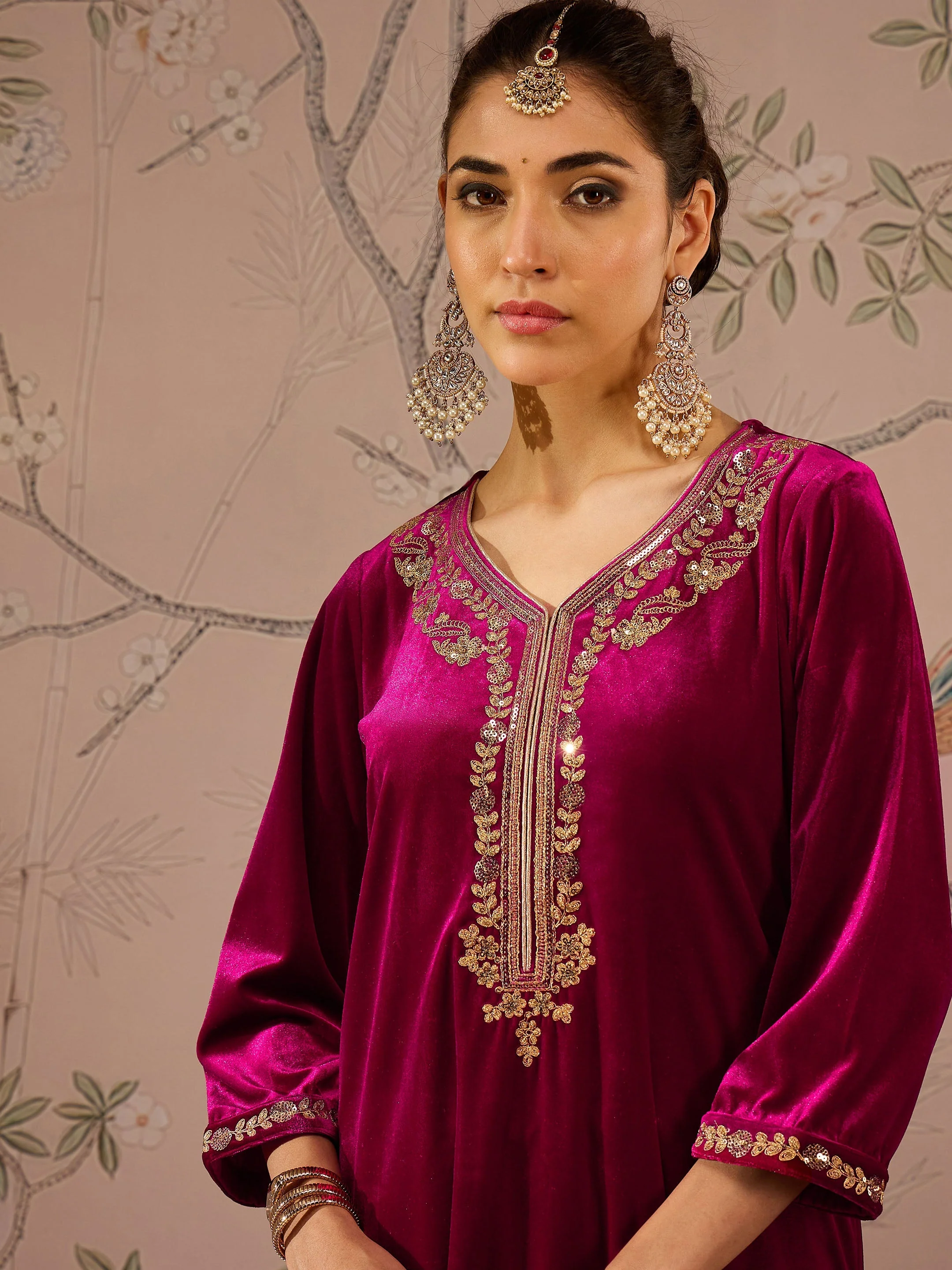 Women Fuchsia Velvet Front Embroidered Kurta - Image 4
