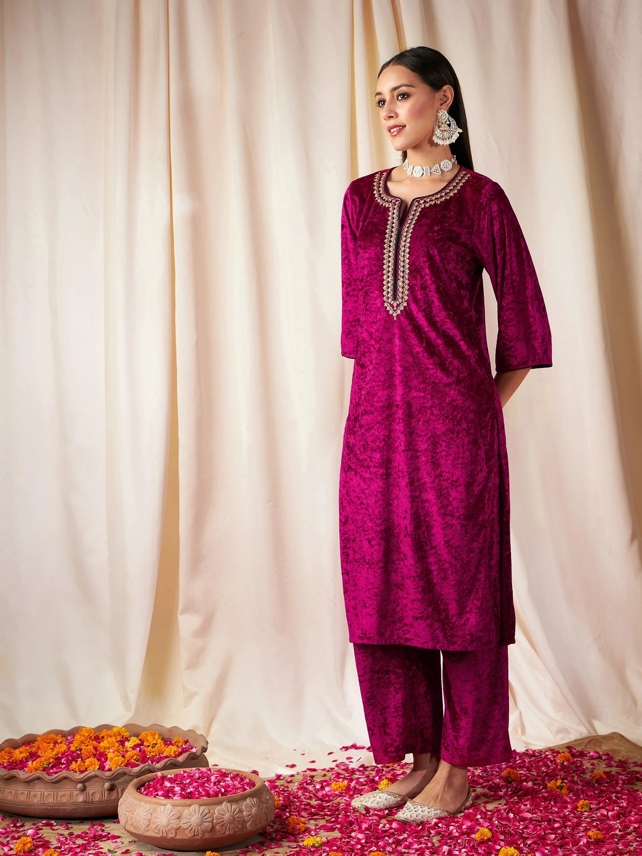 Women Fuchsia Velvet Straight Kurta - Image 3