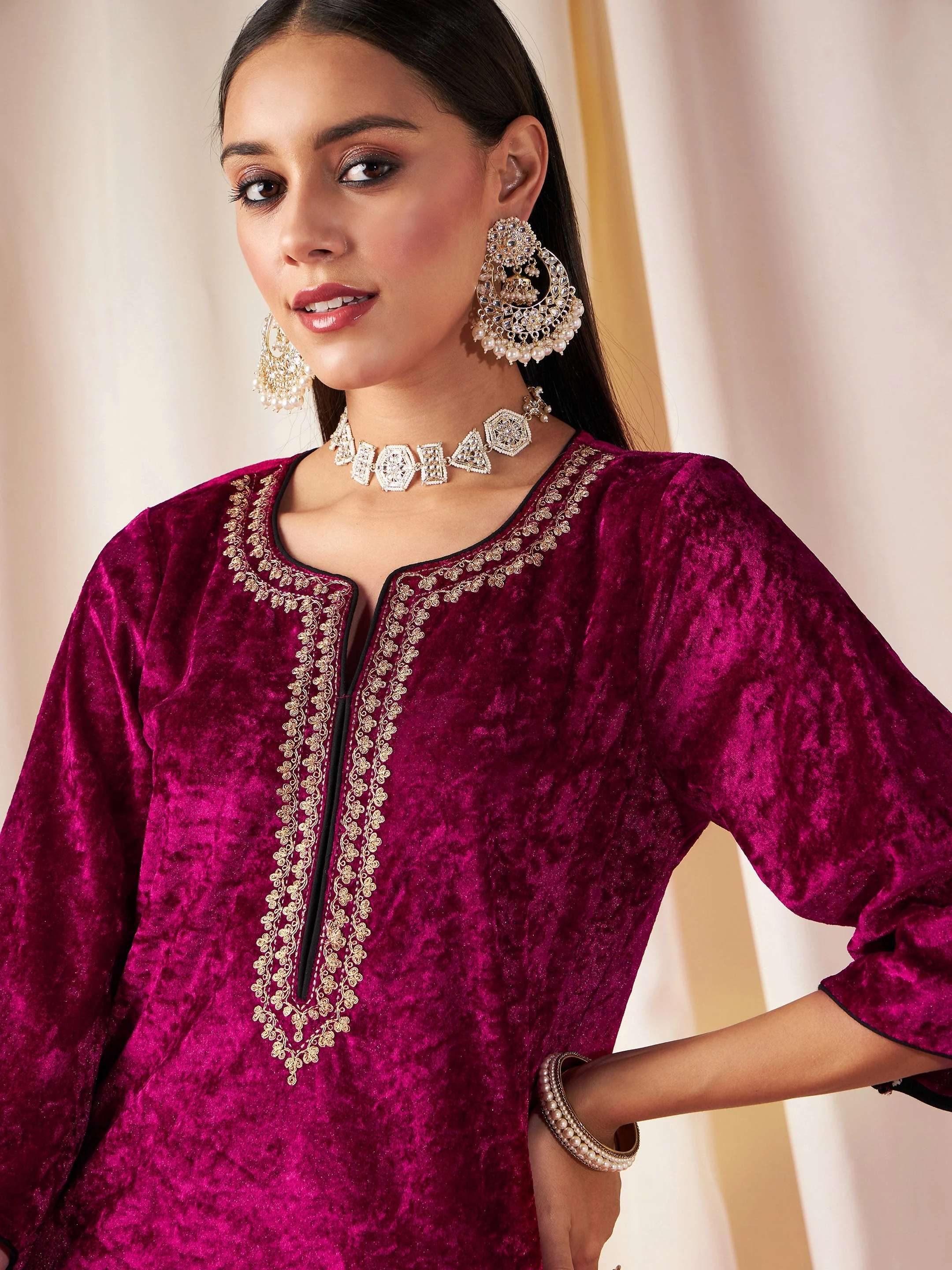 Women Fuchsia Velvet Straight Kurta - Image 4