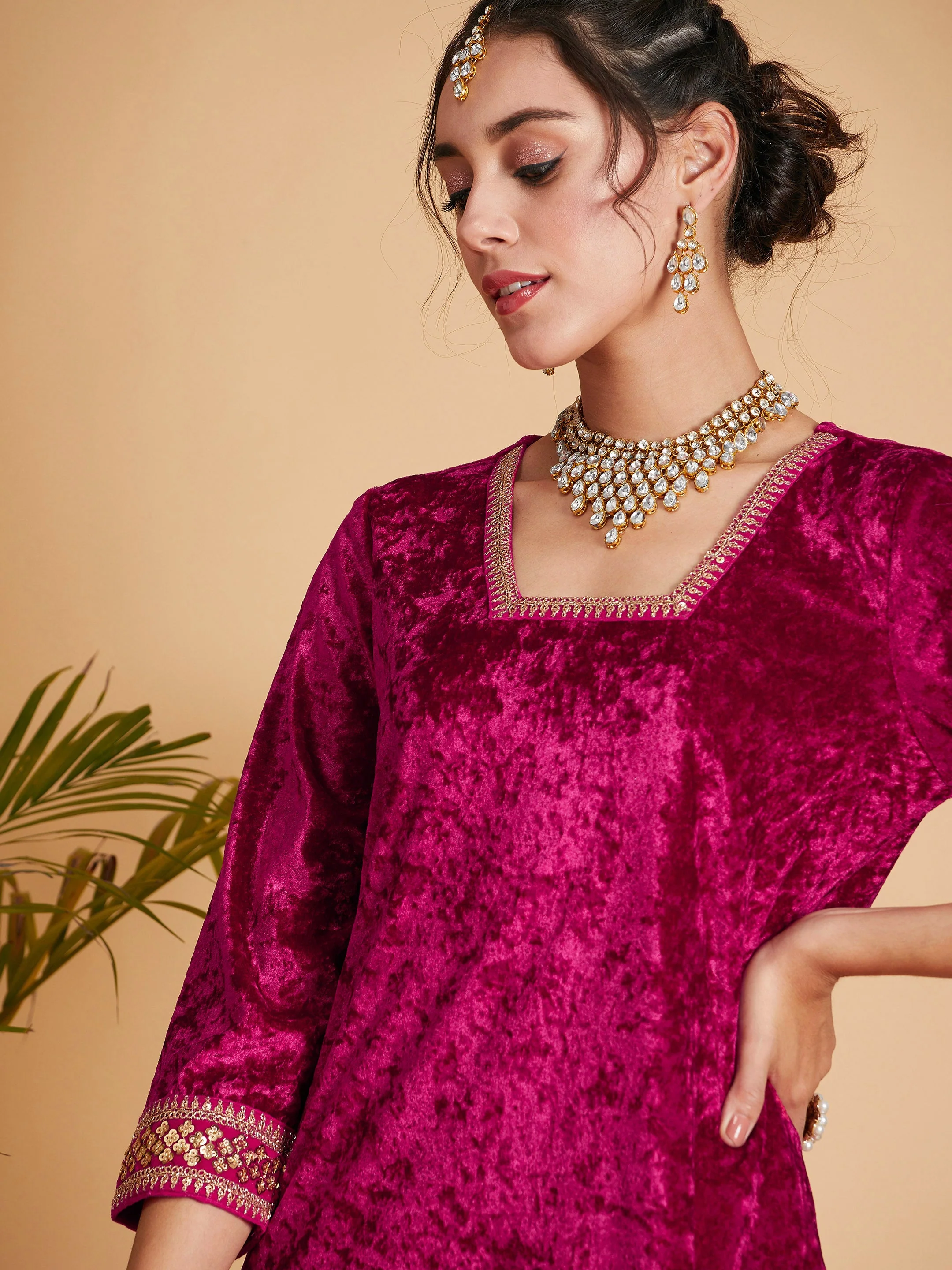 Women Fuchsia Velvet Straight Kurta - Image 4