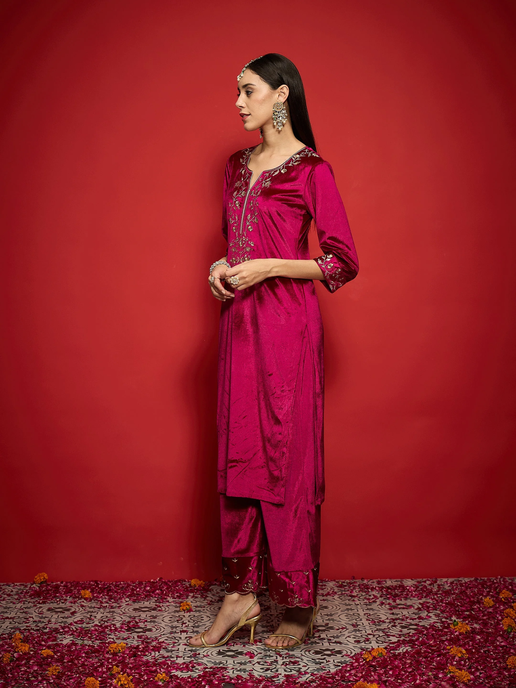 Women Fuchsia Velvet Zari Embroidered Round Neck Straight Kurta - Image 3