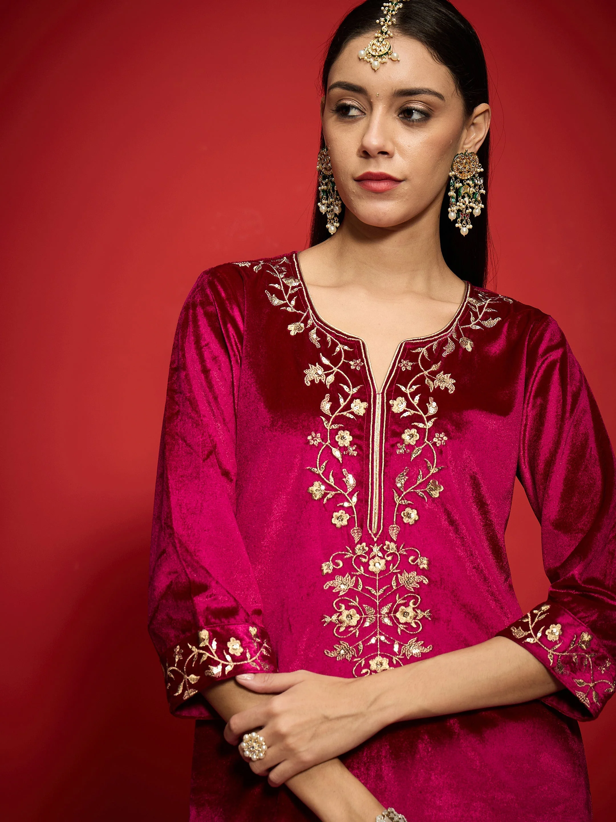 Women Fuchsia Velvet Zari Embroidered Round Neck Straight Kurta - Image 4