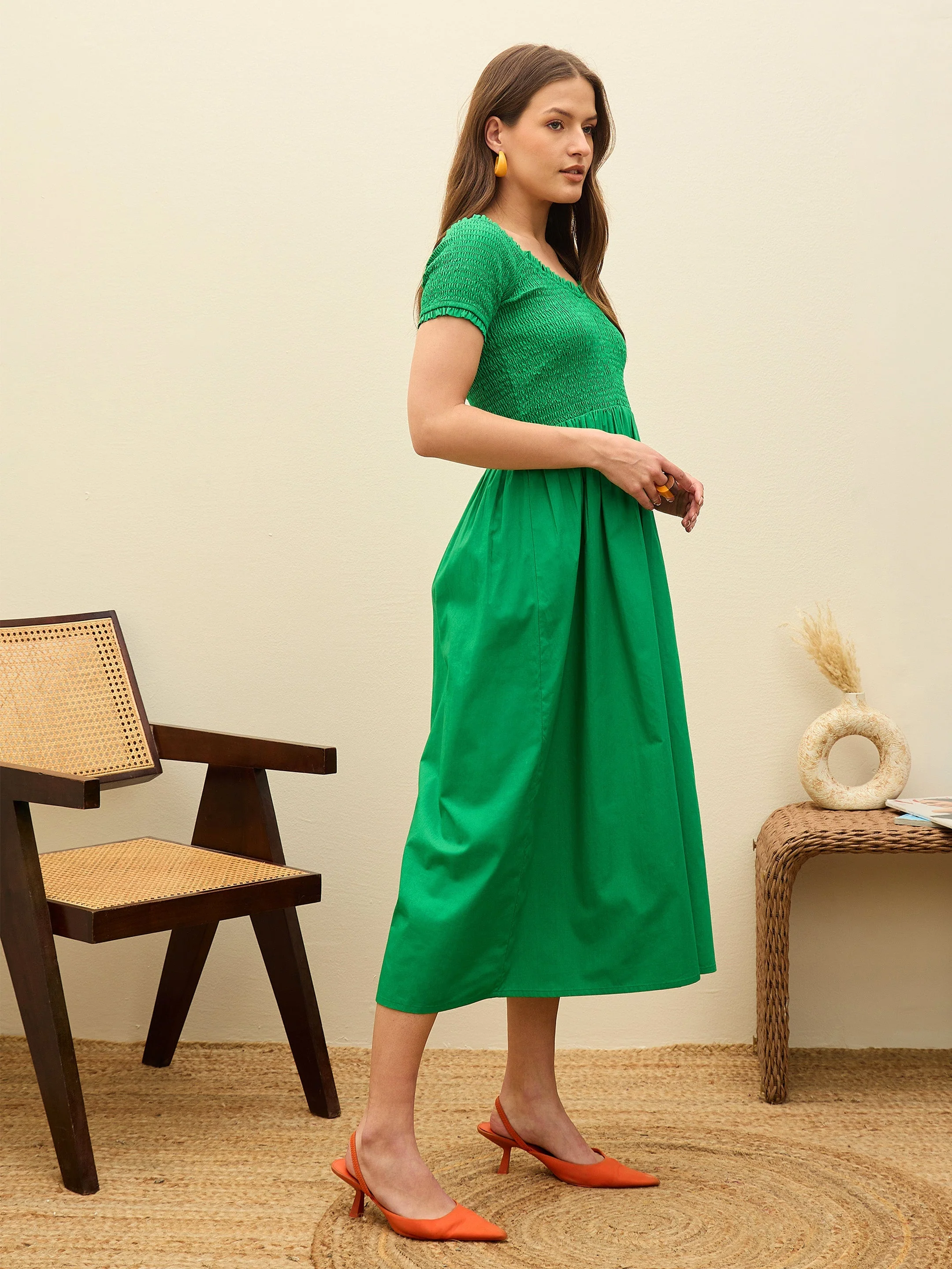 Women Green Poplin Smocked Midi Dress - Image 4