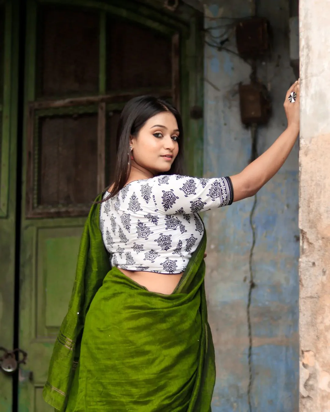 Women Green Sequence Cotton Silk Saree - Image 3