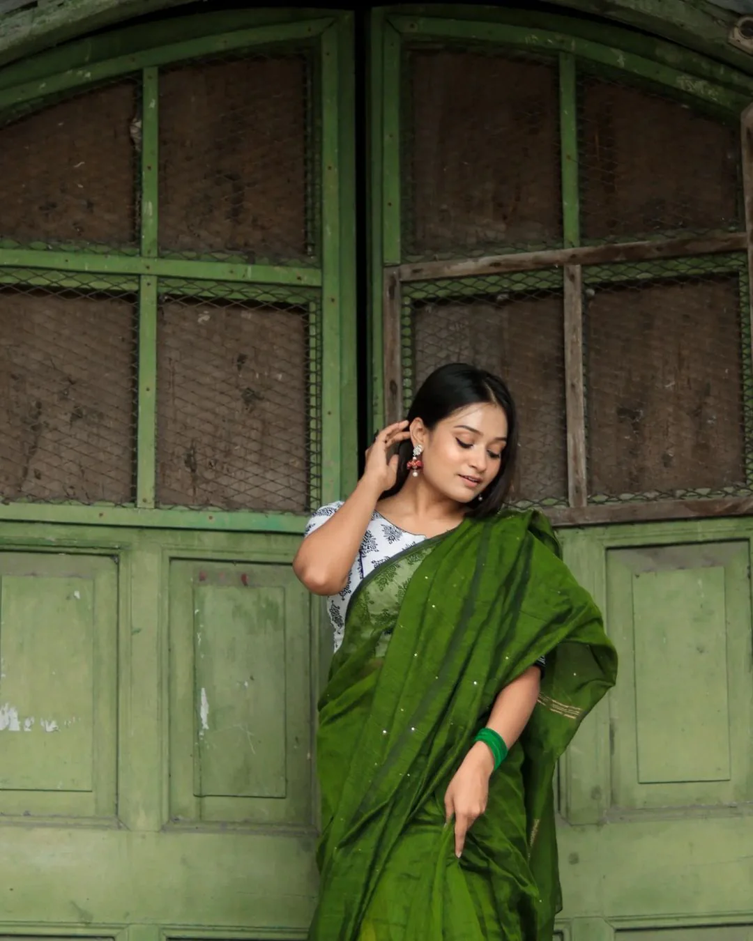 Women Green Sequence Cotton Silk Saree - Image 4