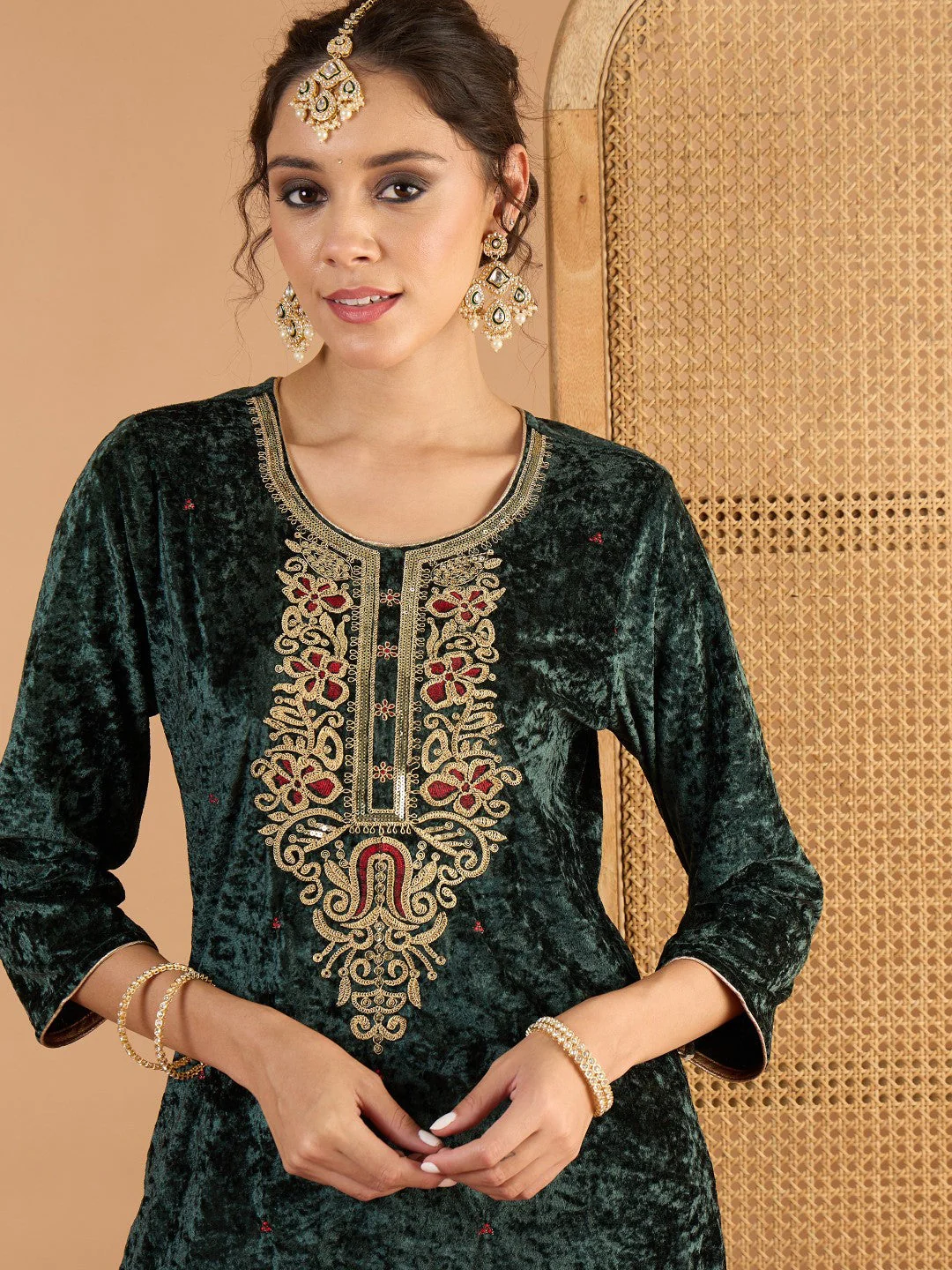 Women Green Velvet Embroidered Straight Kurta With Straight Pants - Image 2