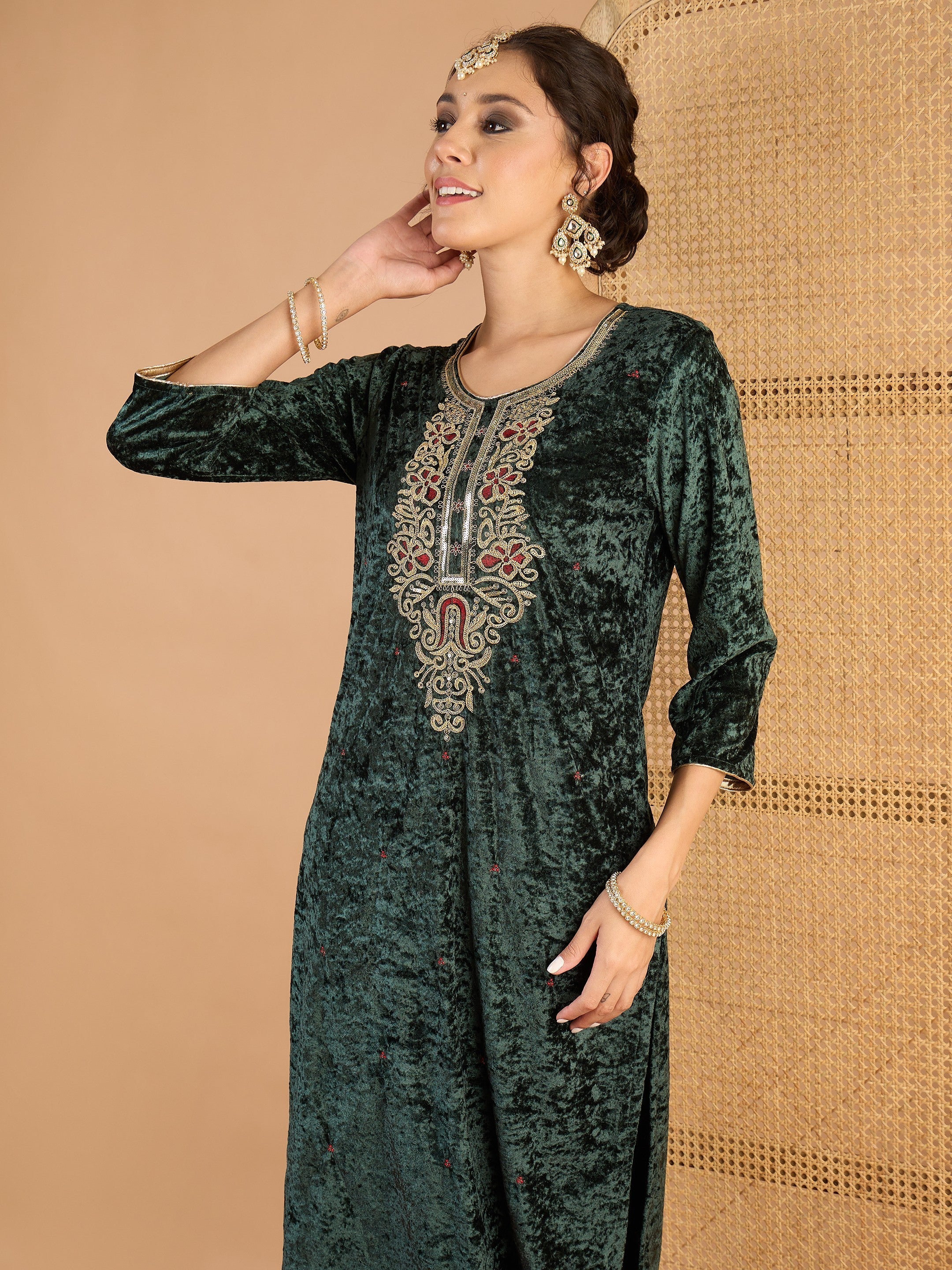 Women Green Velvet Embroidered Straight Kurta With Straight Pants - Image 4