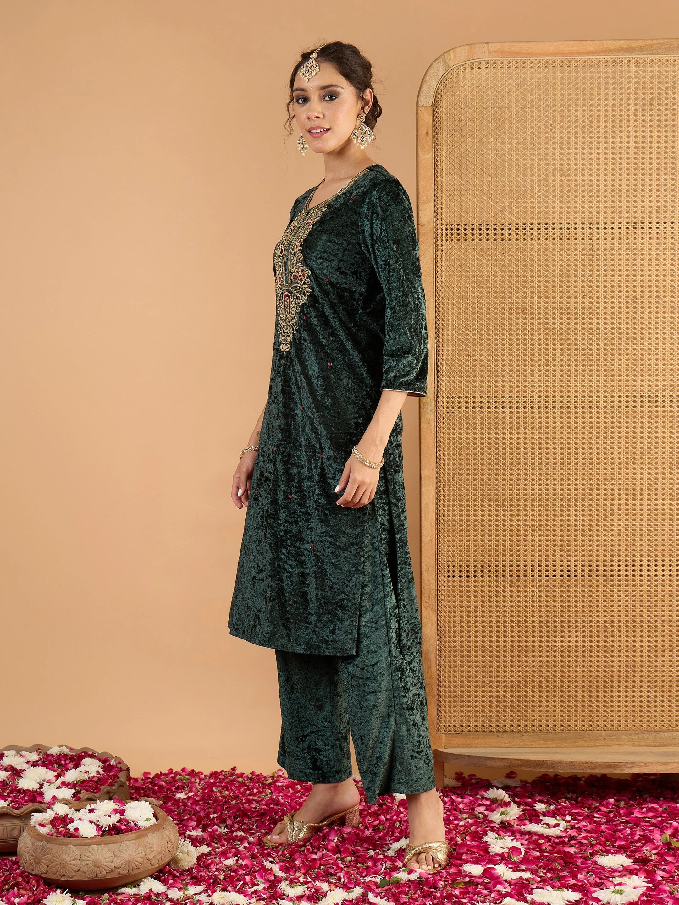Women Green Velvet Embroidered Straight Kurta With Straight Pants - Image 5