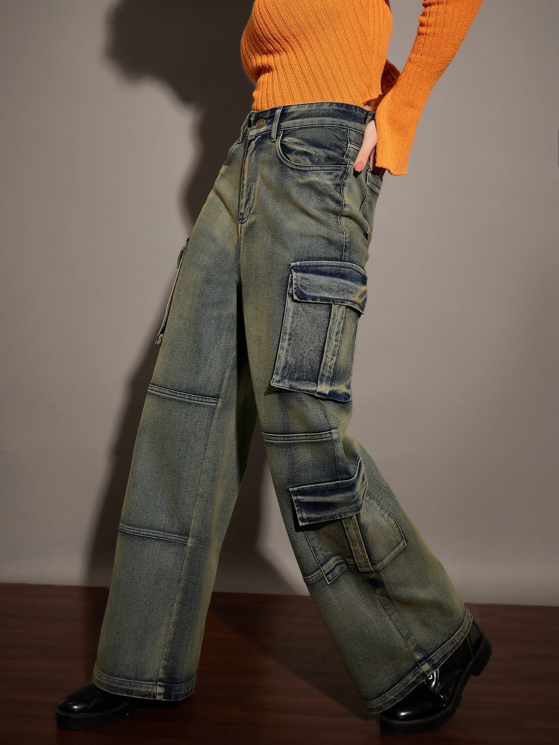 Women Green Washed Multi Pockets Detail Jeans - Image 3