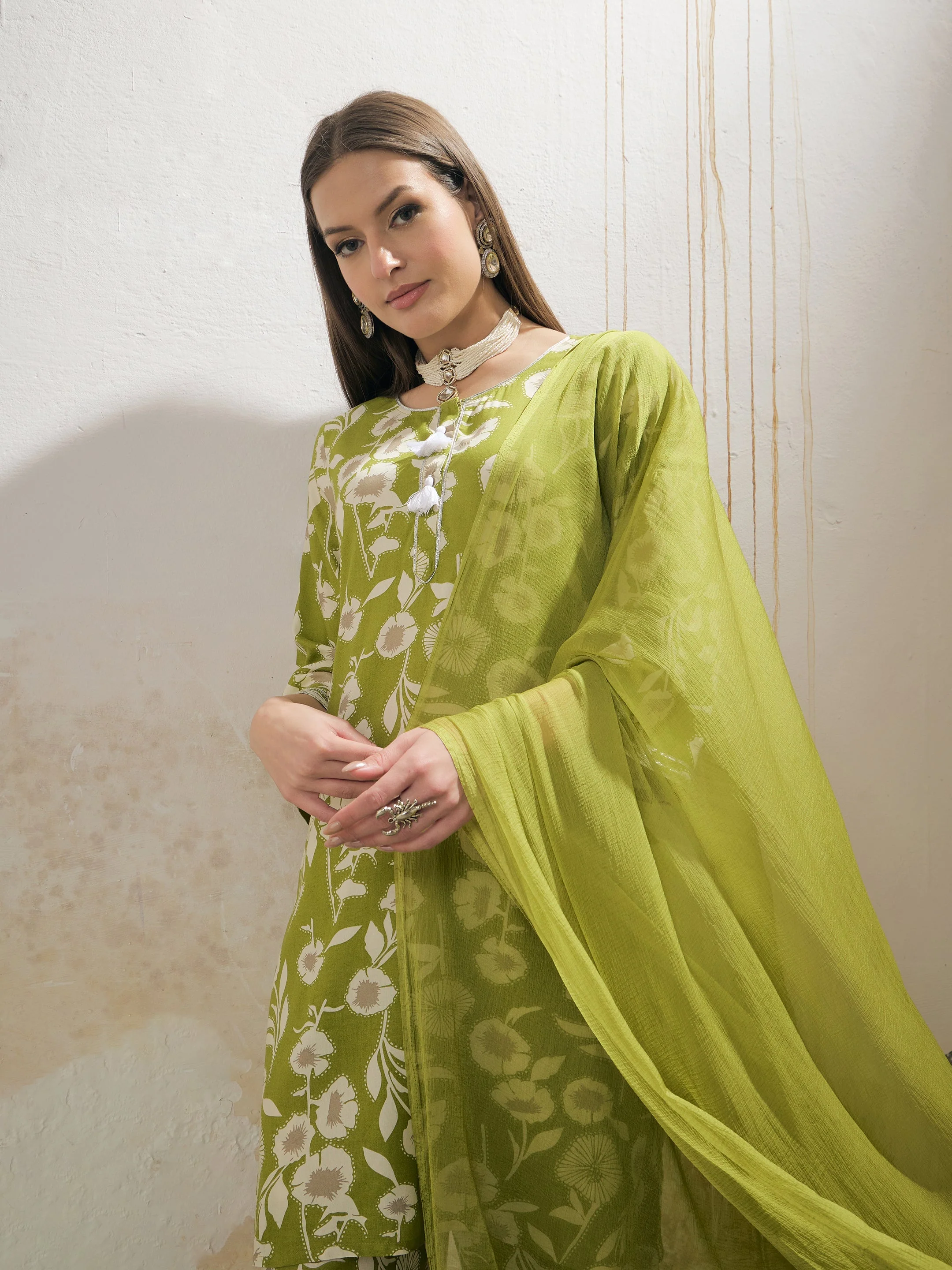 Women Green & White Floral Rayon Kurta With Salwar & Dupatta - Image 2