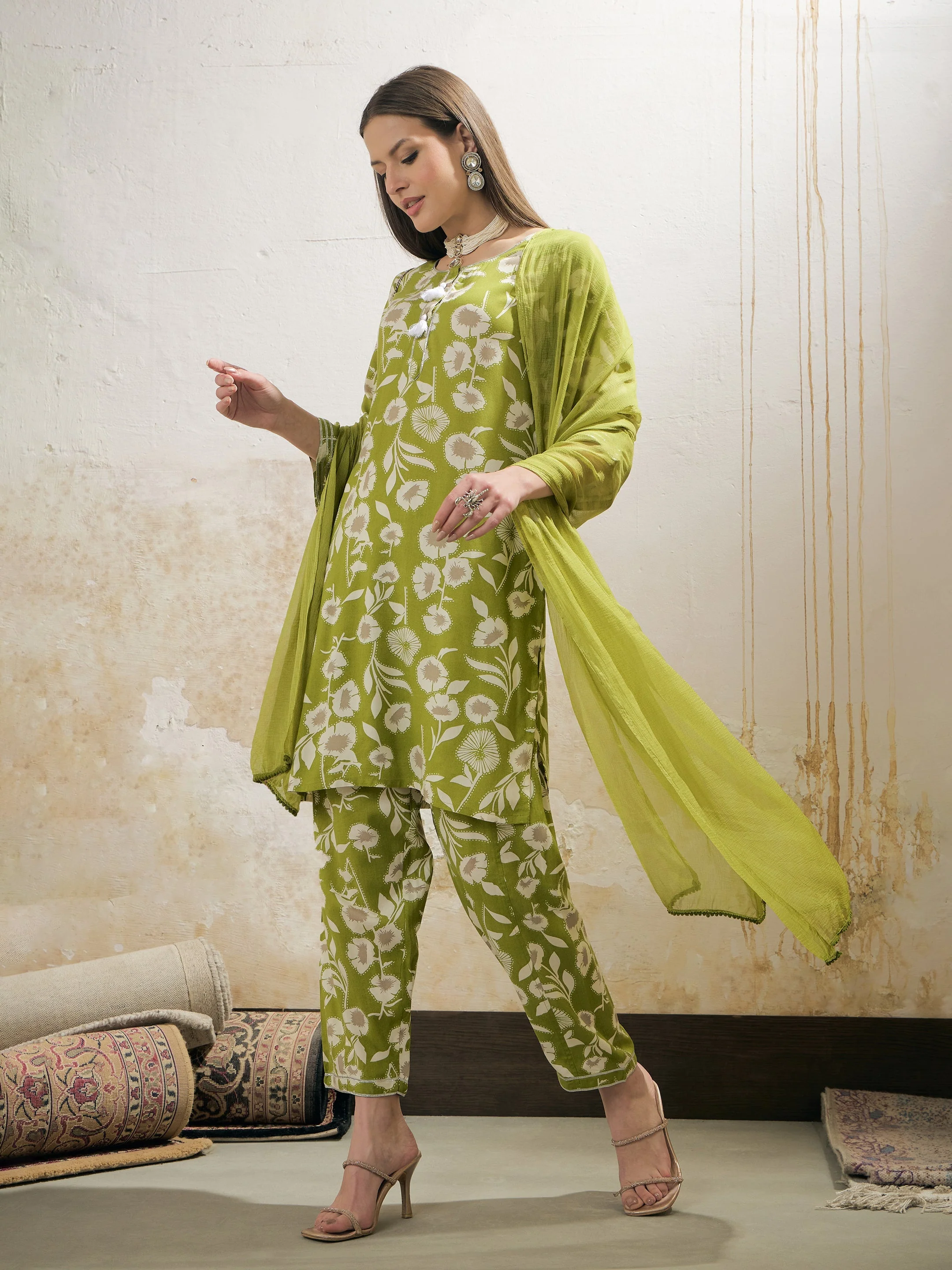 Women Green & White Floral Rayon Kurta With Salwar & Dupatta - Image 3