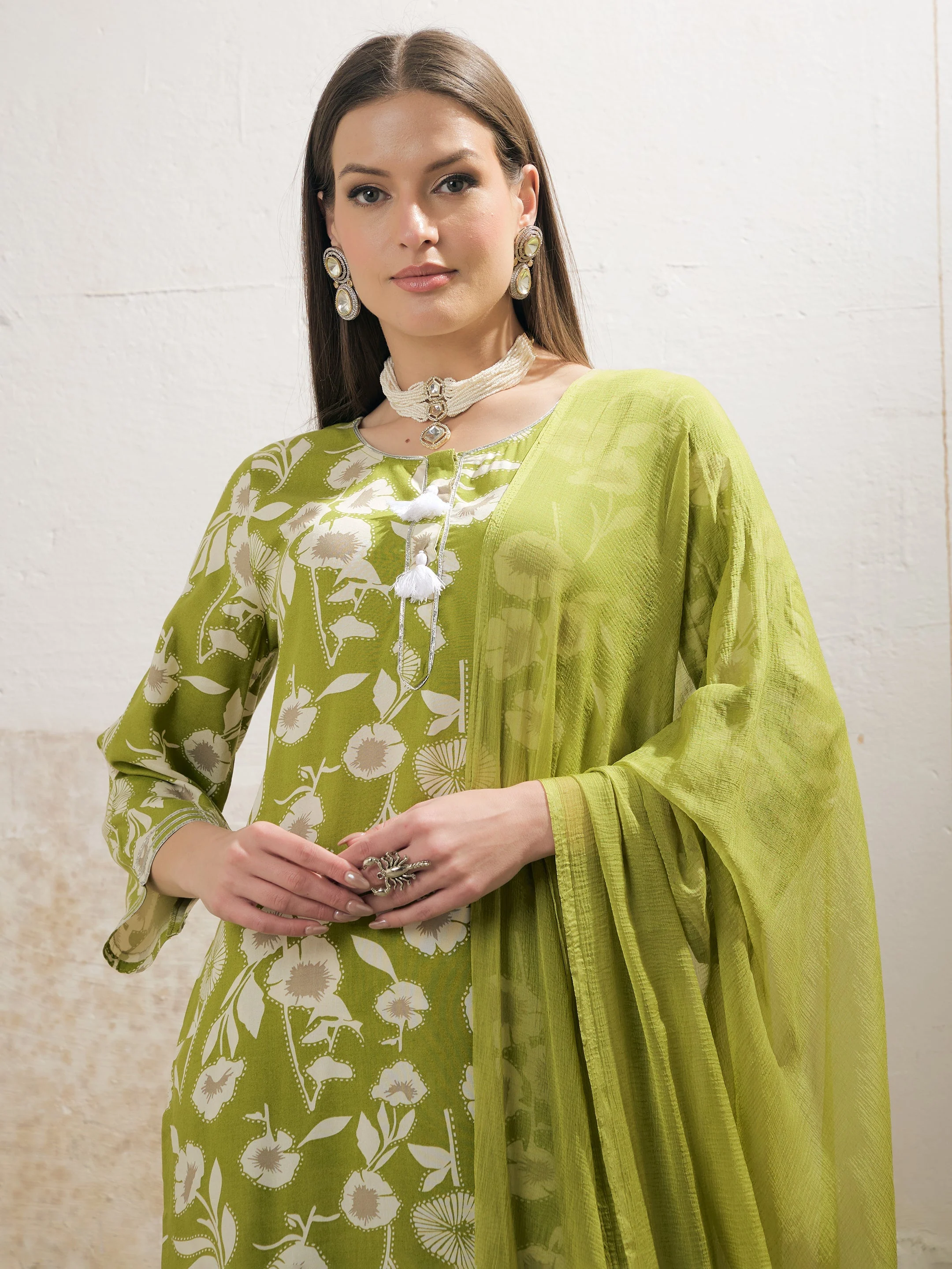 Women Green & White Floral Rayon Kurta With Salwar & Dupatta - Image 4