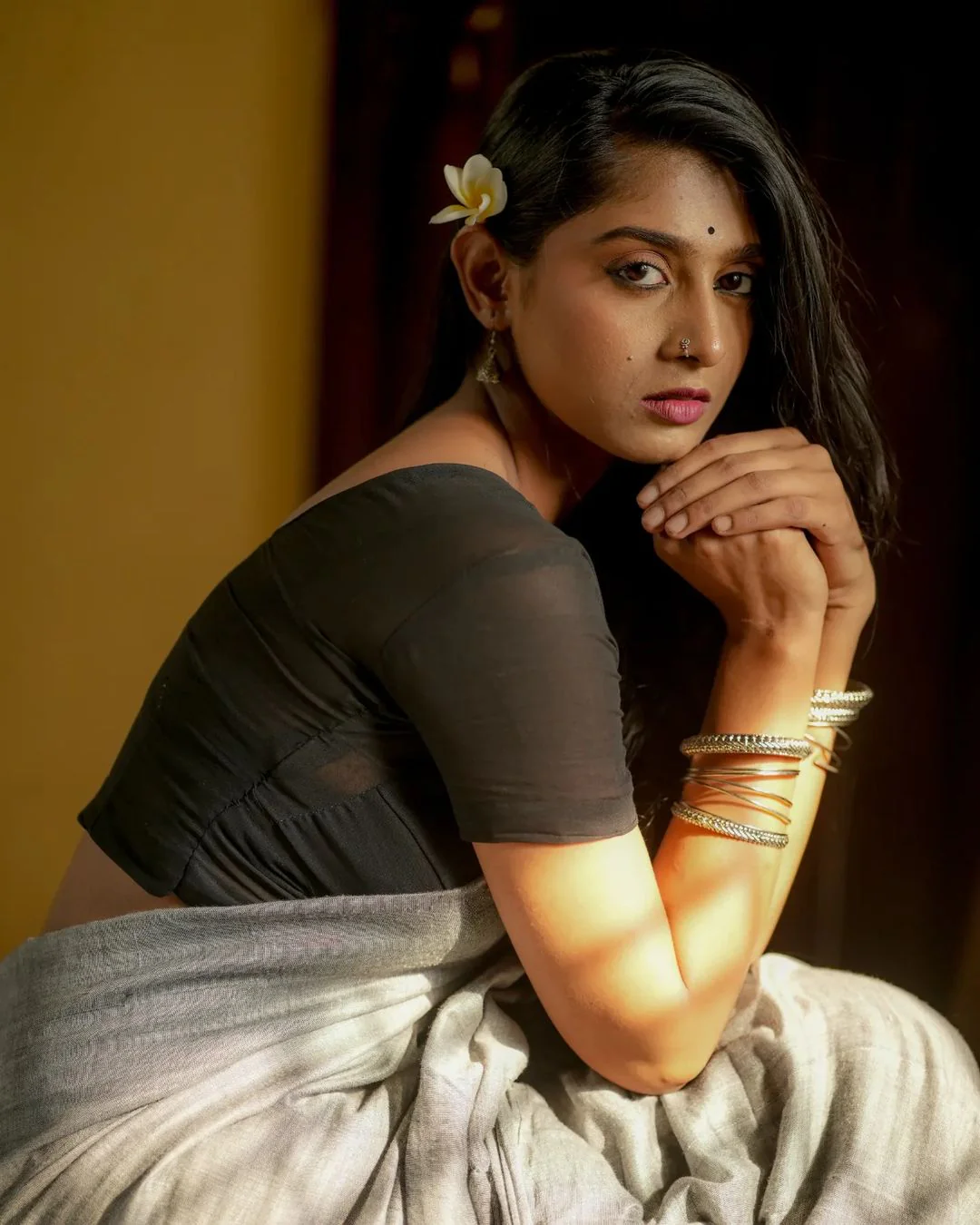 Women Grey Cotton Plain Saree - Image 2