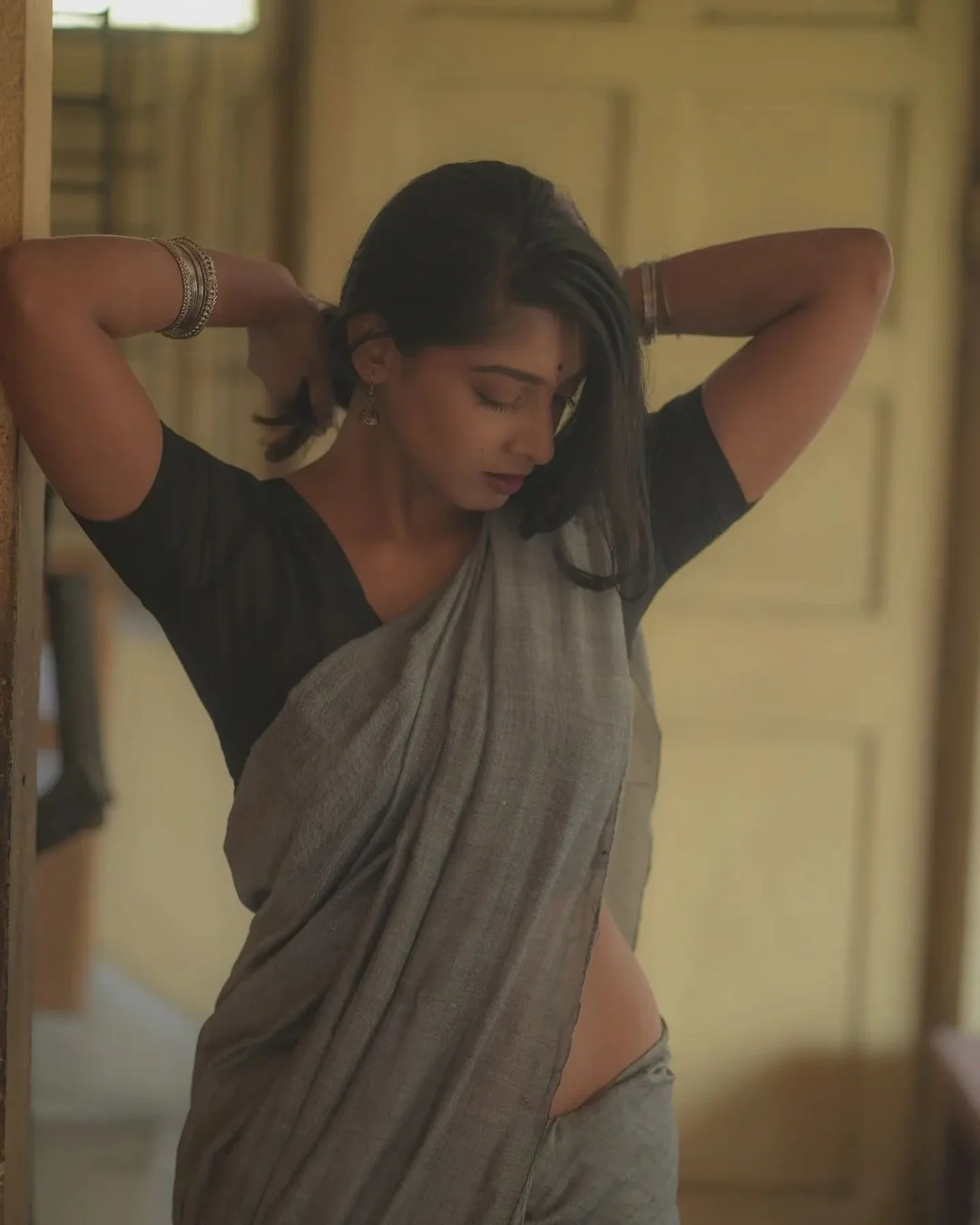 Women Grey Cotton Plain Saree - Image 3