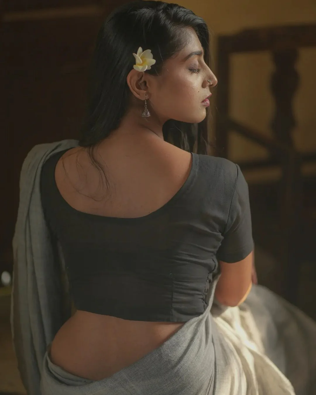 Women Grey Cotton Plain Saree - Image 5