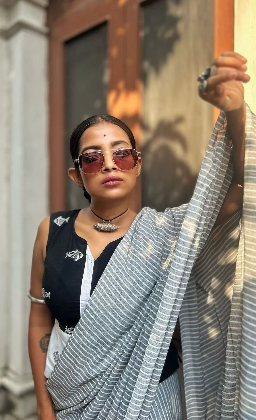 Women Grey Cotton Stipes Saree - Image 2