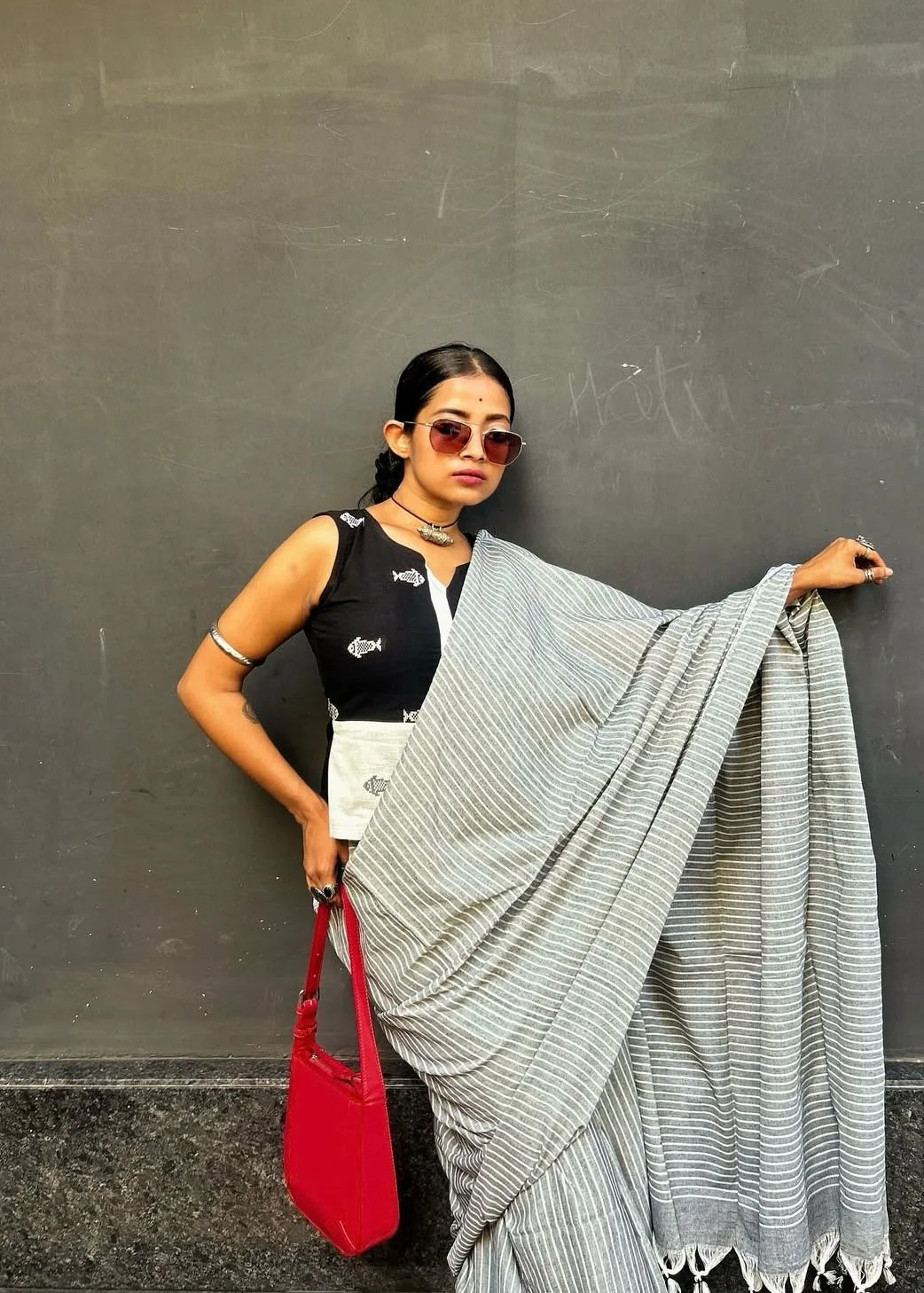 Women Grey Cotton Stipes Saree - Image 5