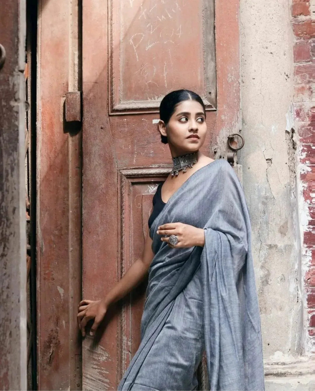 Women Grey Solid Pure Cotton Saree - Image 2