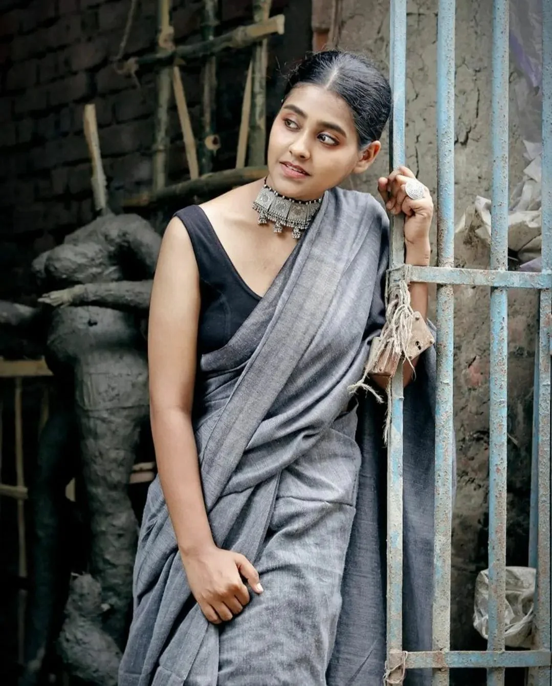 Women Grey Solid Pure Cotton Saree - Image 3
