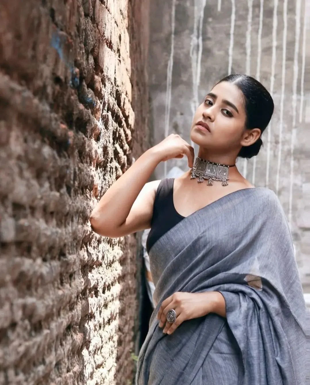 Women Grey Solid Pure Cotton Saree - Image 4