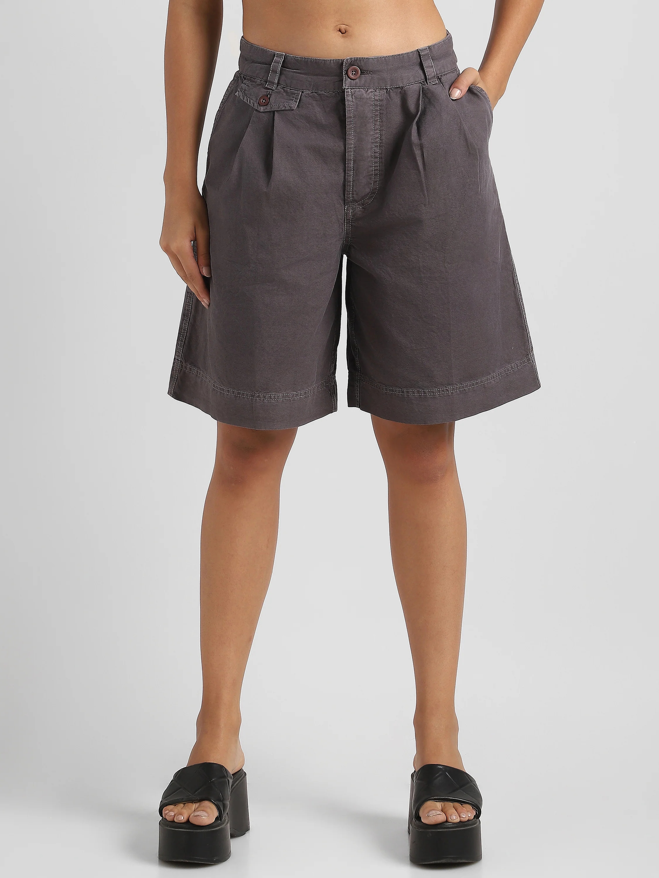 Women Grey Linen Blend Shorts - Image 4