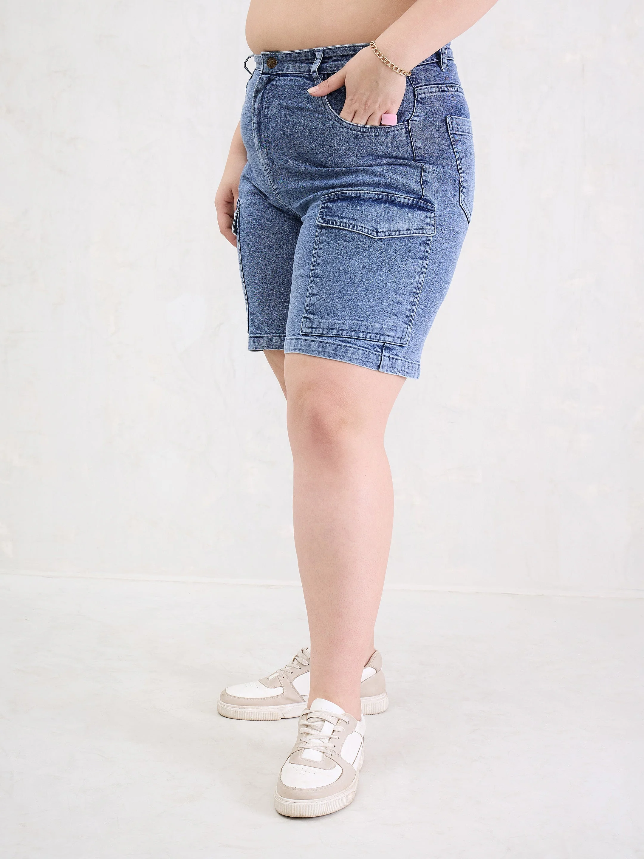 Women Ice Blue Denim Hem Pockets Bermuda Shorts - Image 3