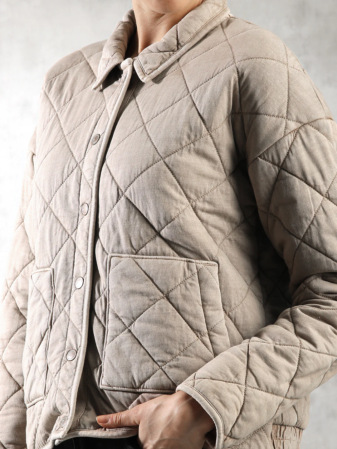 Women Khaki Oversized Quilted Jacket - Image 6