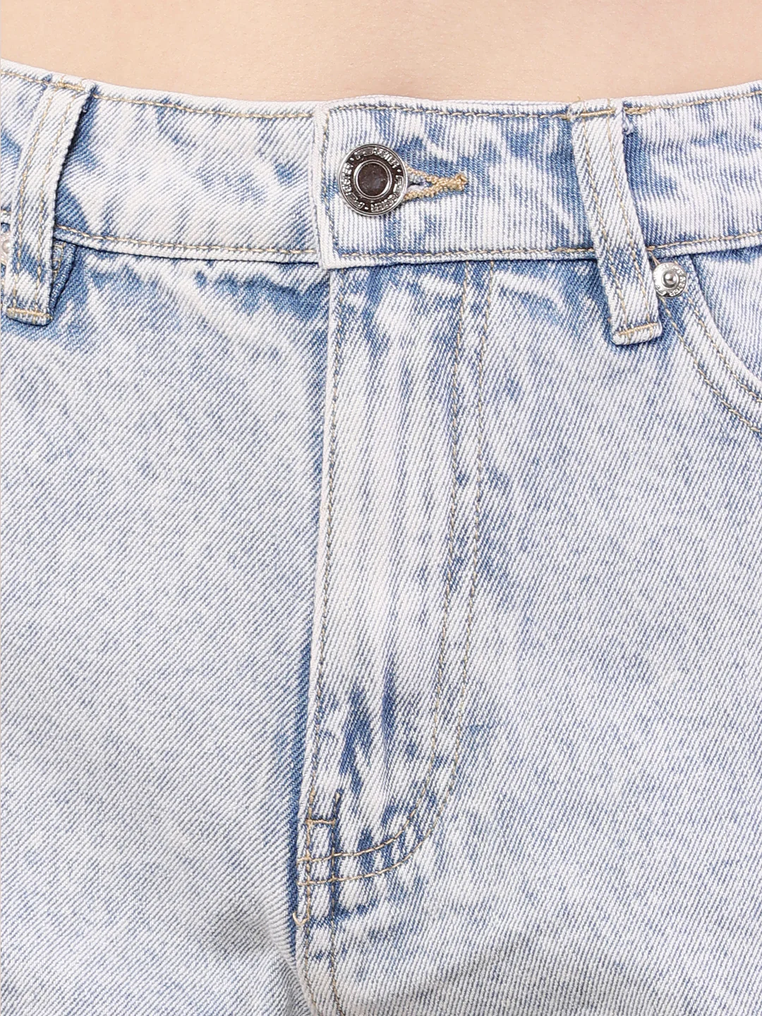 Women light blue cotton light-wash denim shorts - Image 4