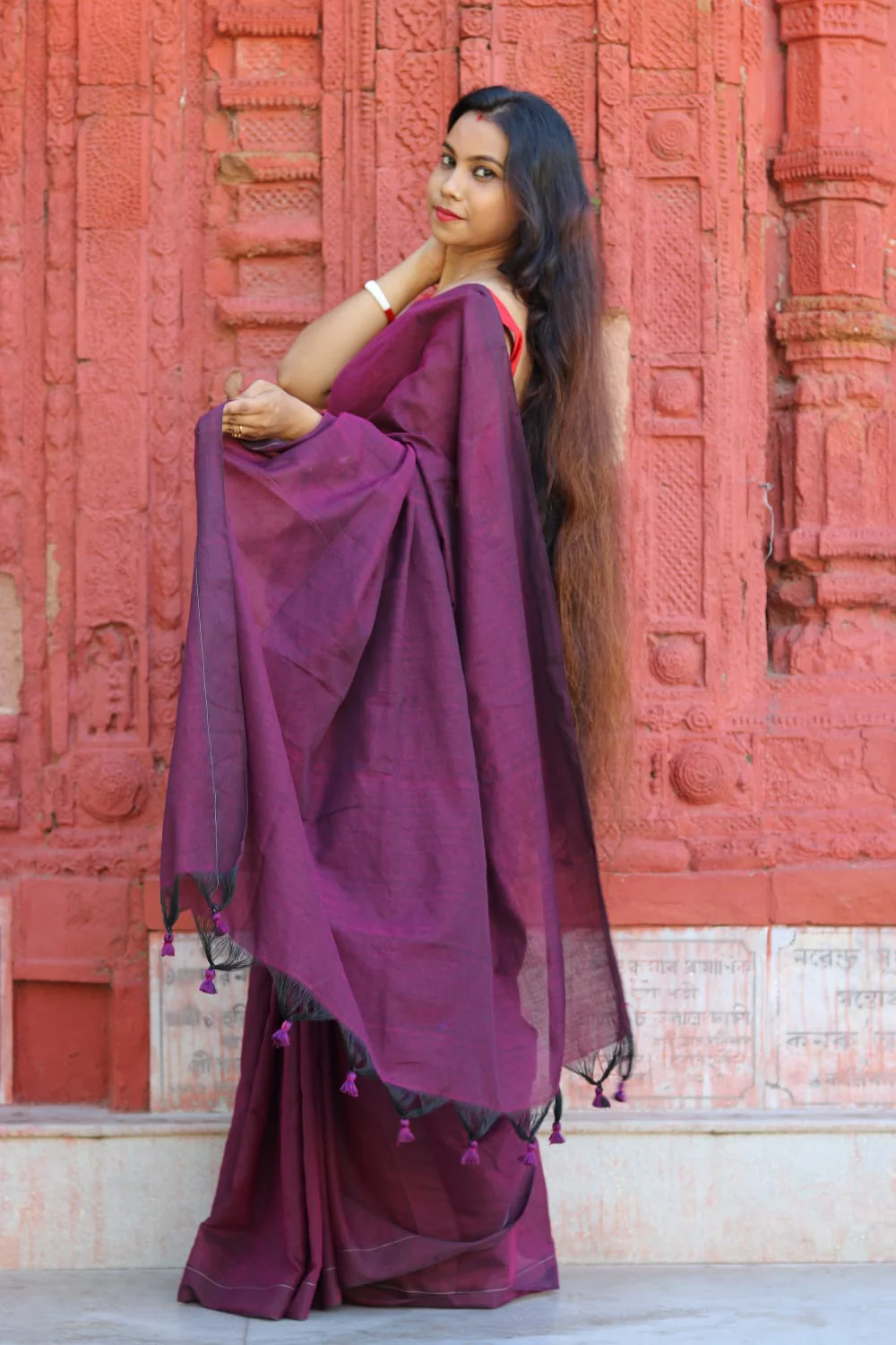 Women Magenta Solid Cotton Saree - Image 2