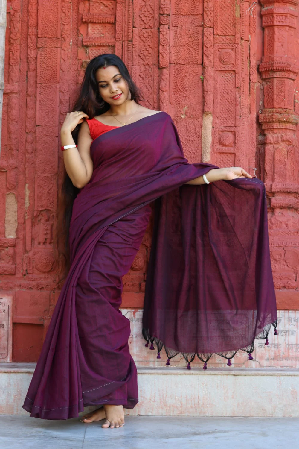 Women Magenta Solid Cotton Saree - Image 4