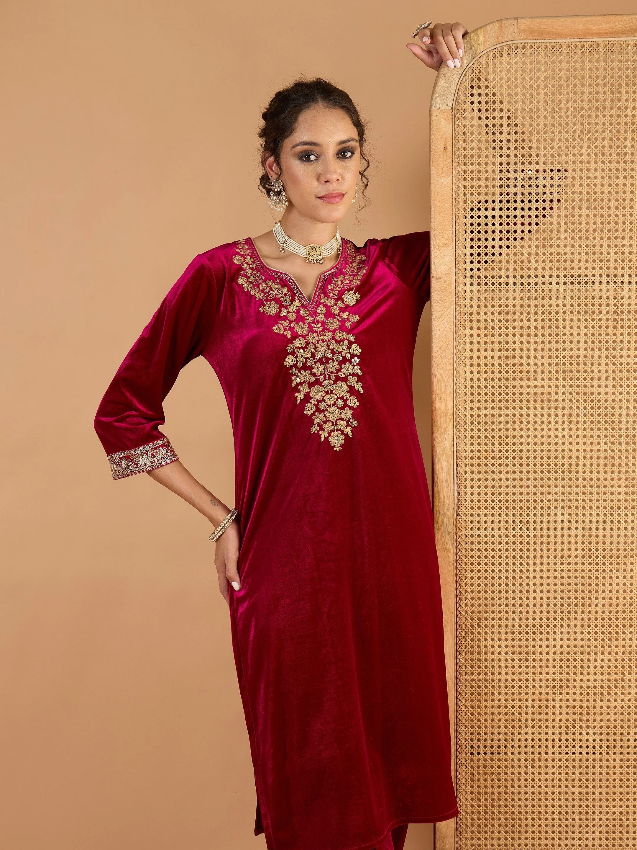 Women Magenta Velvet Embroidered Kurta With Straight Pants - Image 2