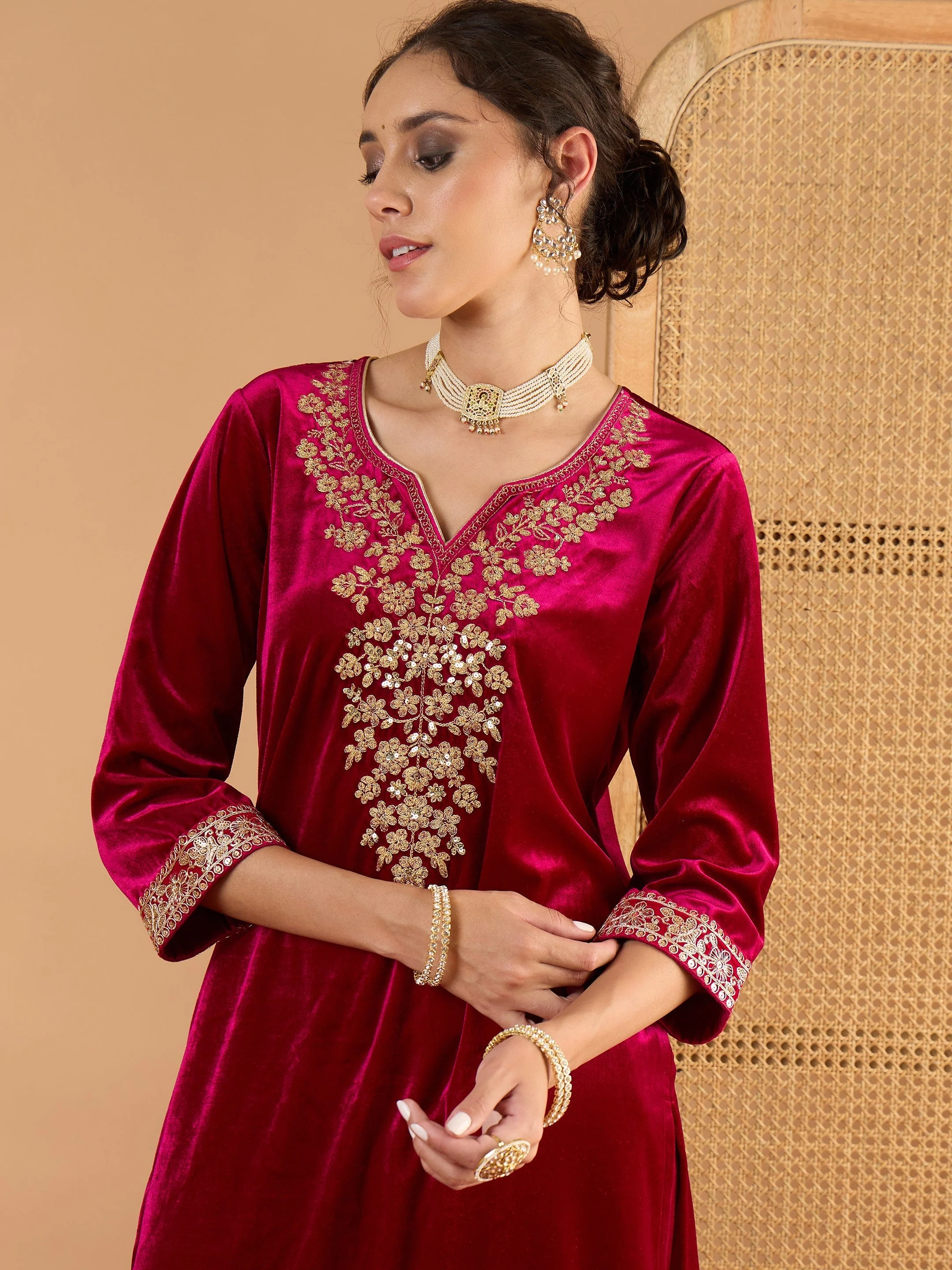 Women Magenta Velvet Embroidered Kurta With Straight Pants - Image 4