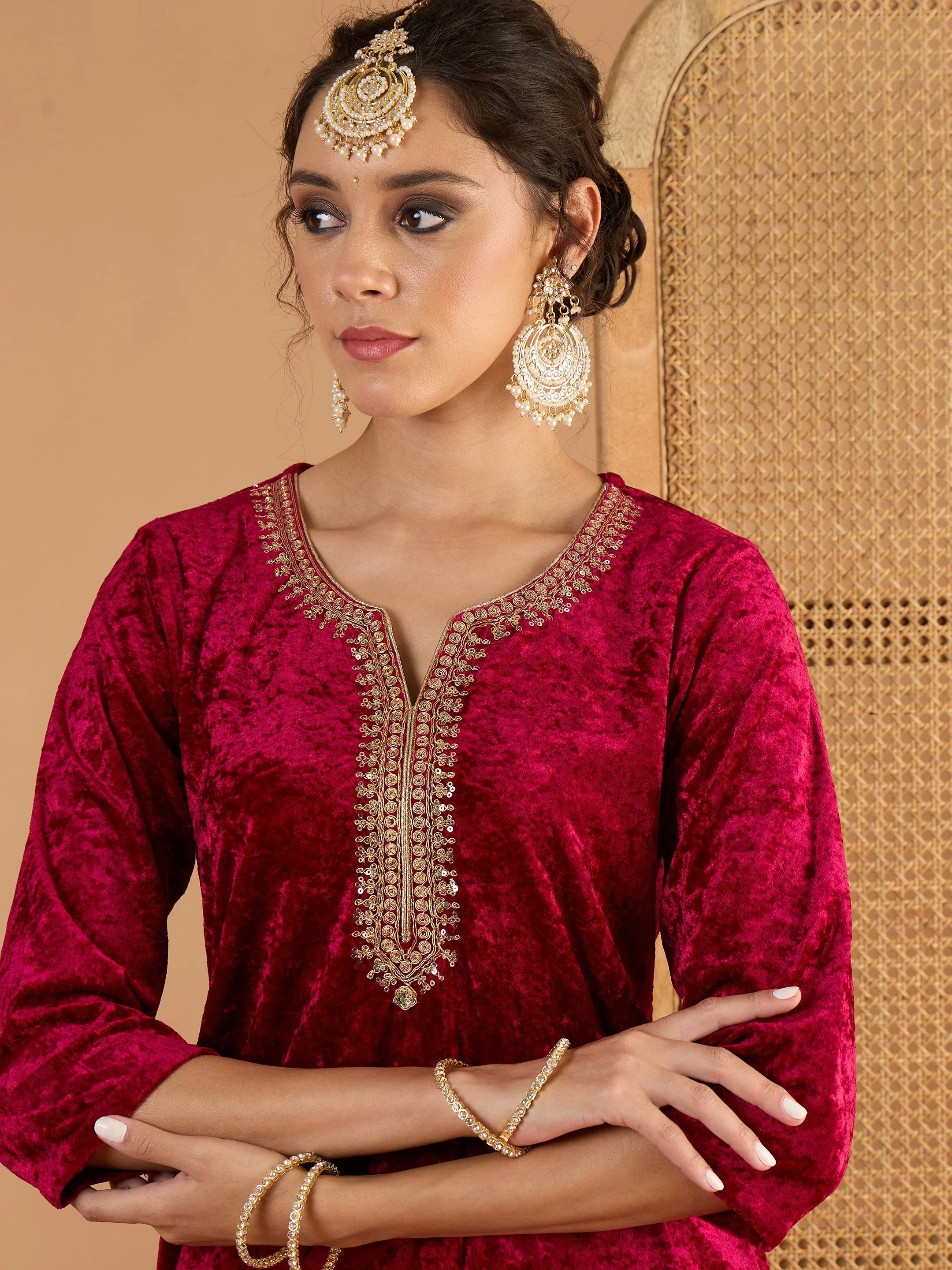 Women Magenta Velvet Embroidered Short Kurta With Palazzos - Image 4